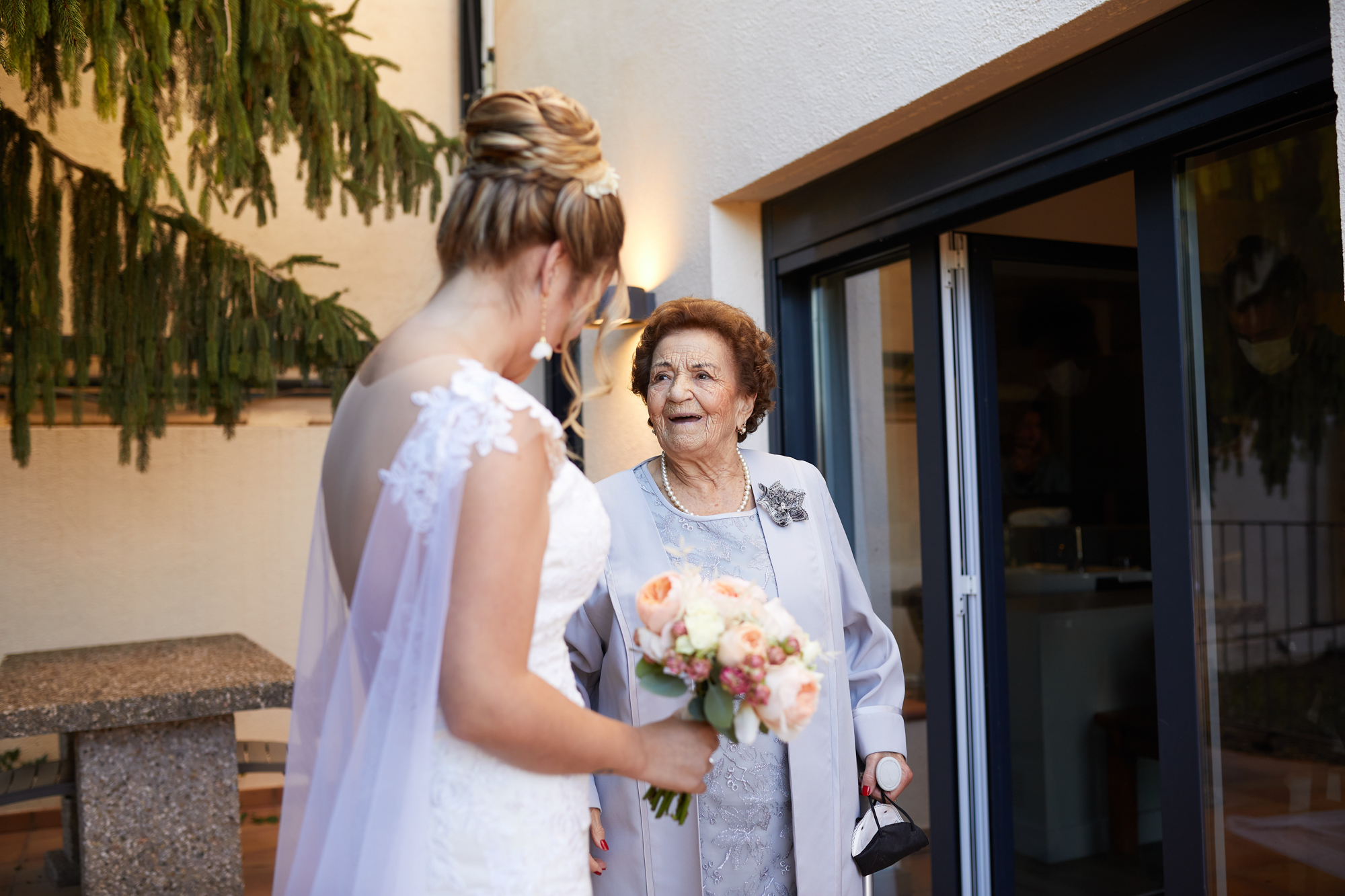 la novia con su abuela