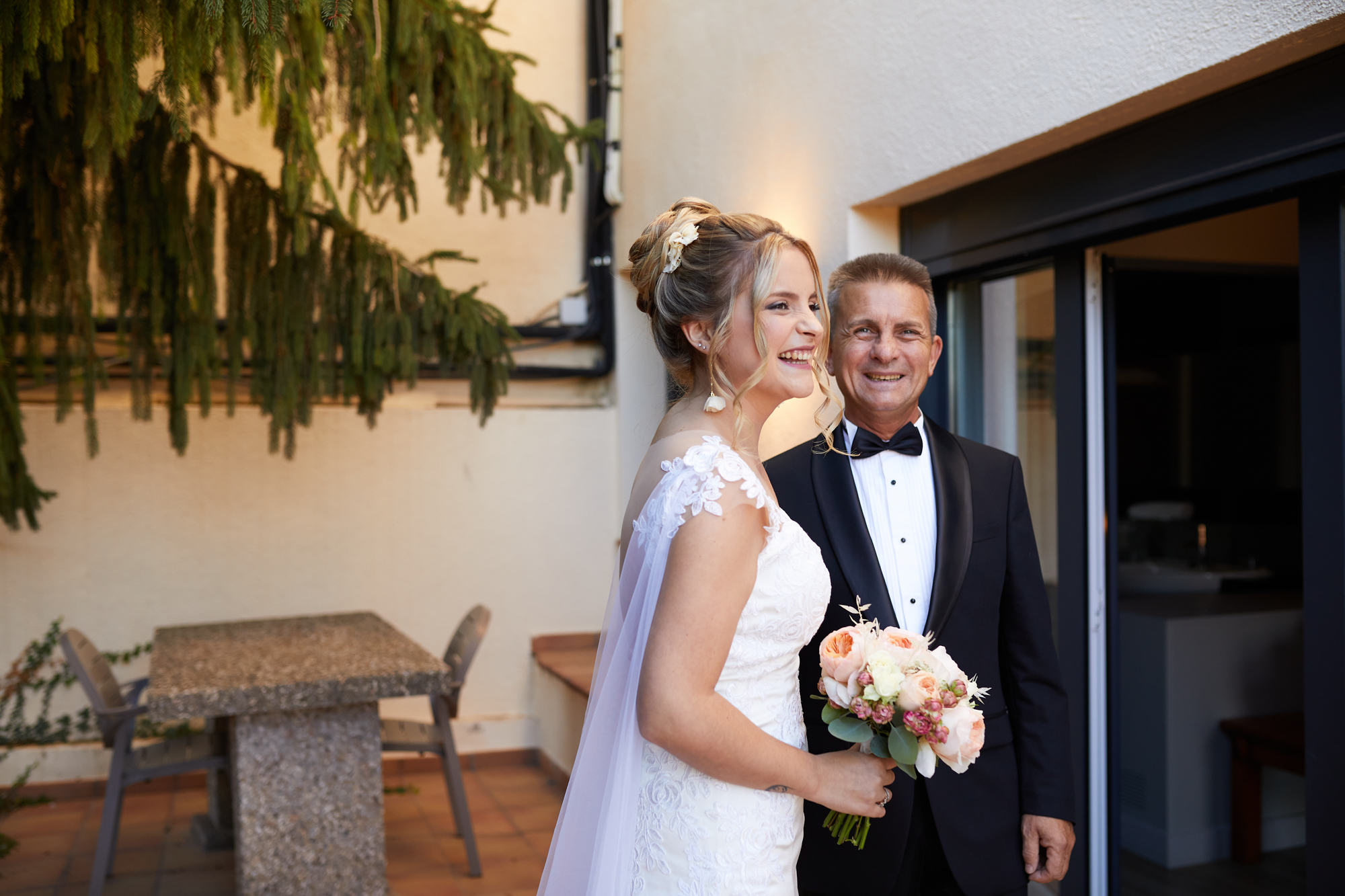 la novia y su padre en el patio