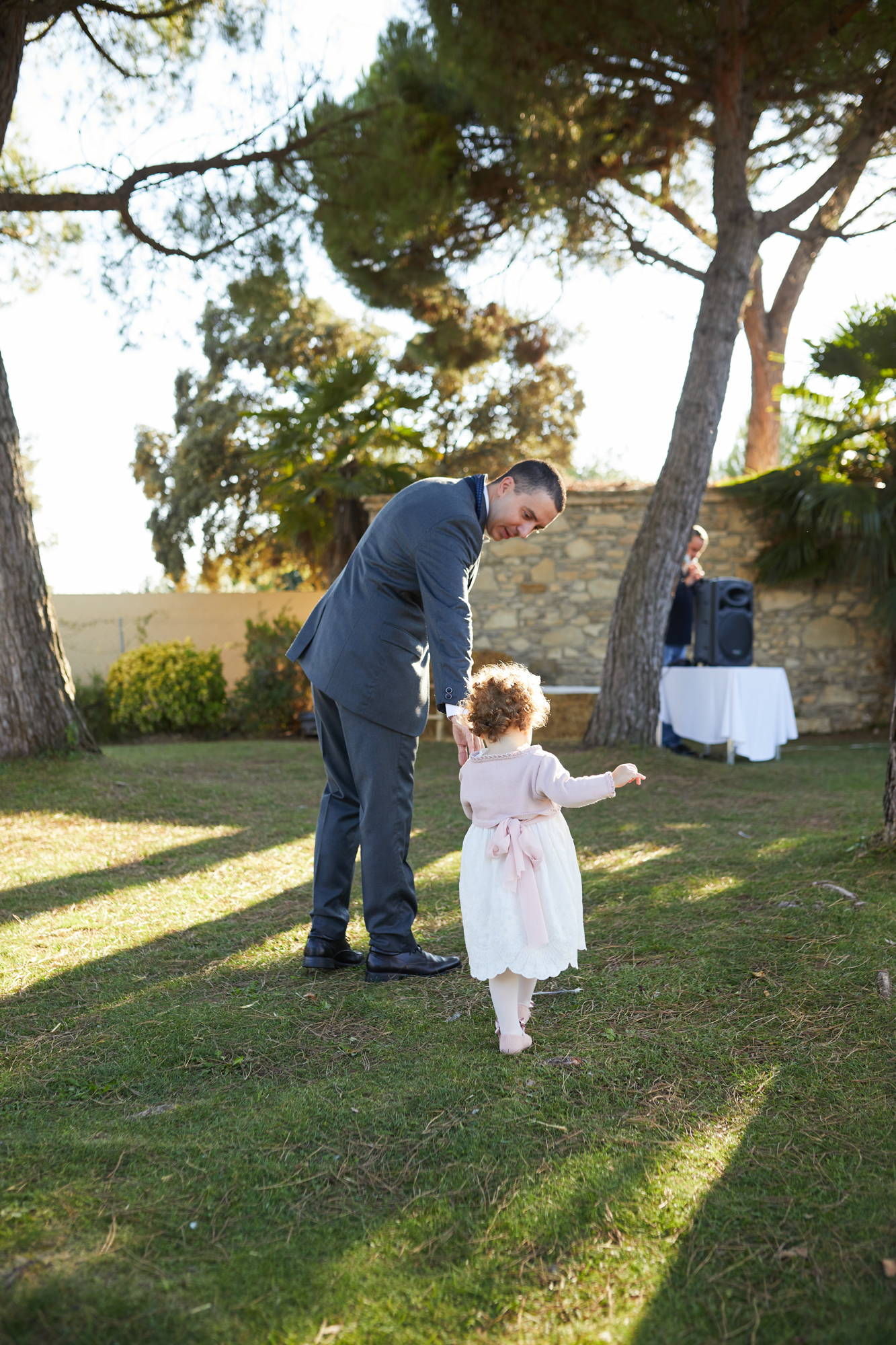 niña caminando en el banquete de bodas