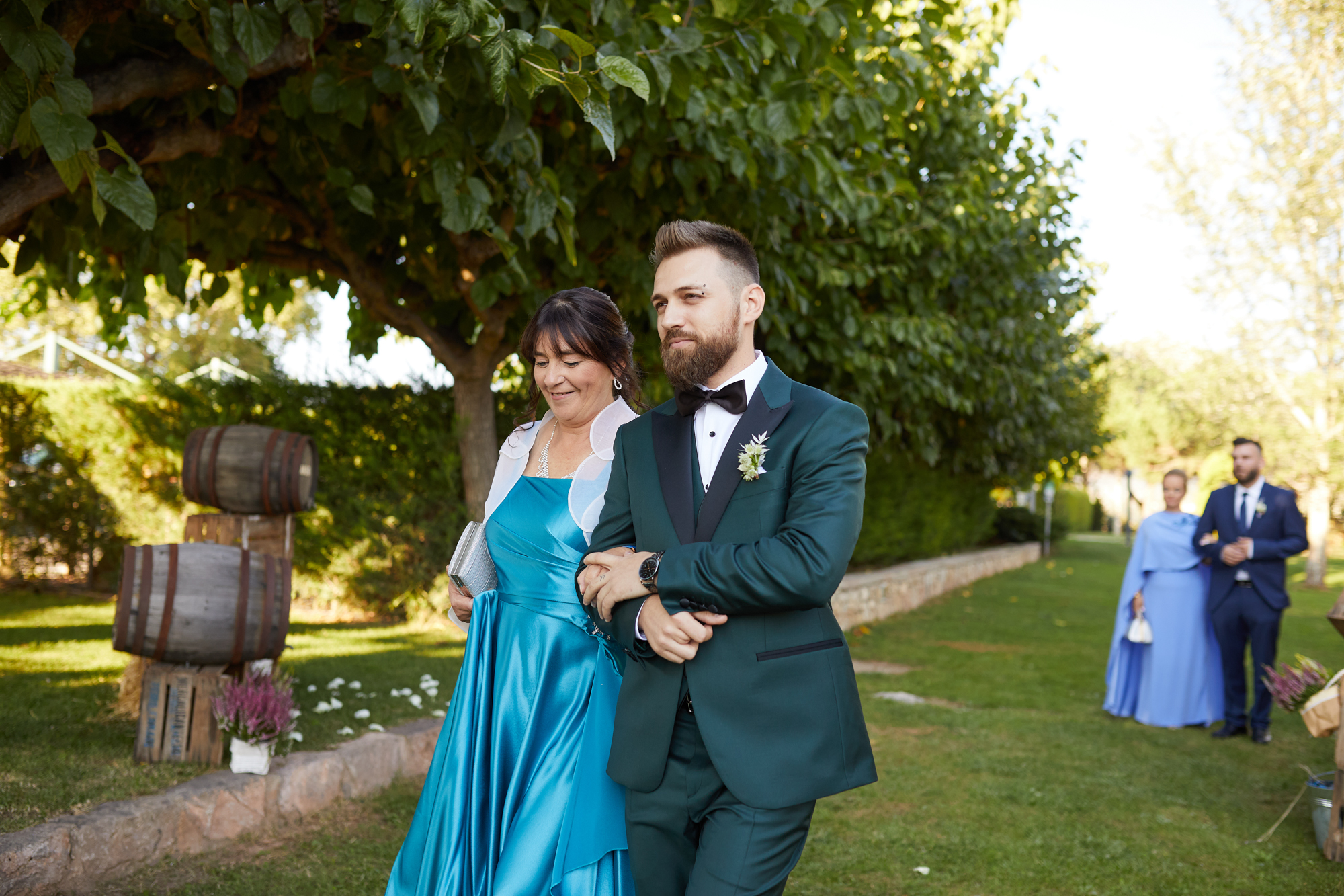 el novio con su madre caminando al altar
