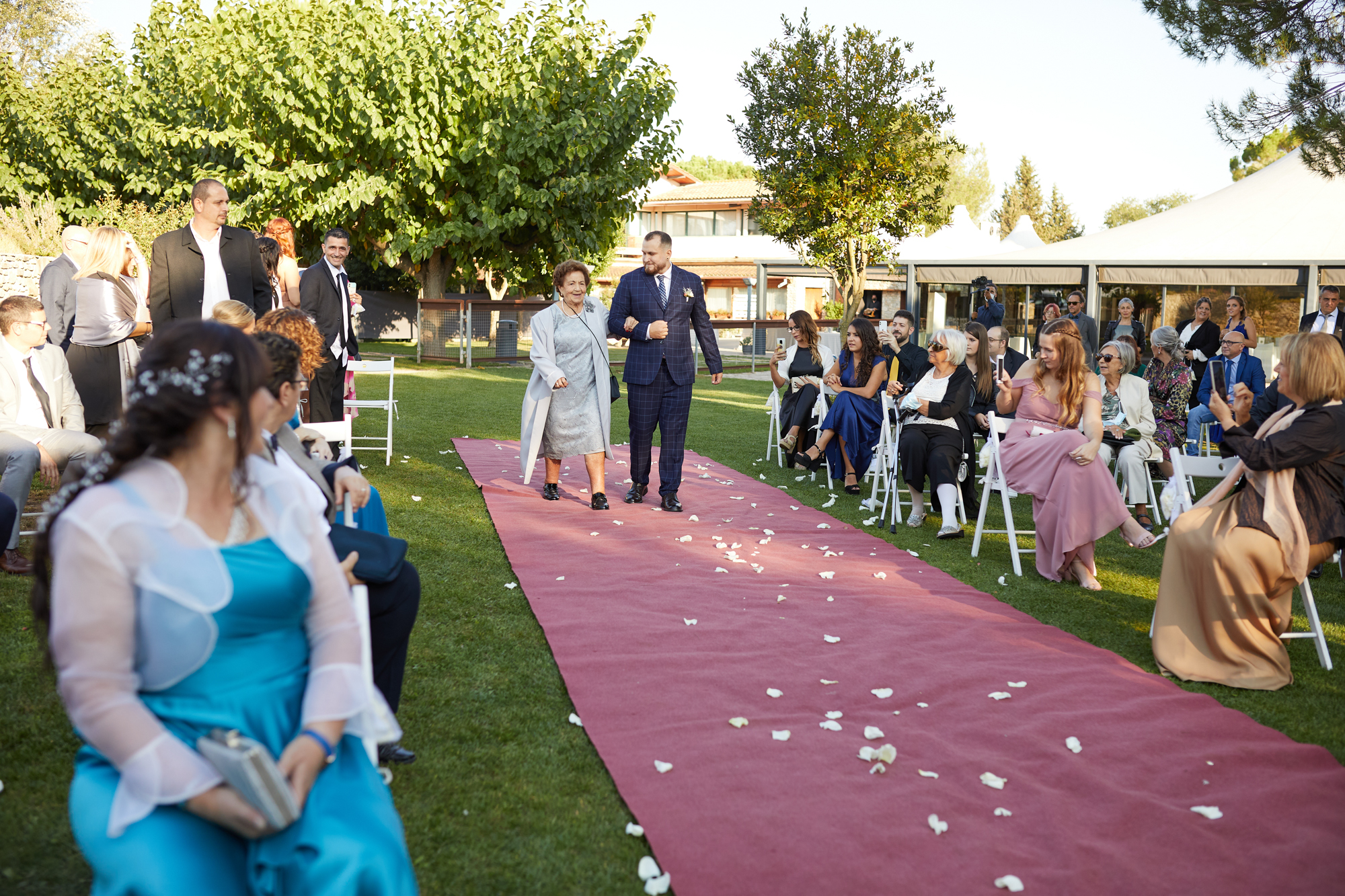 la abuela entrando por la alfombra roja