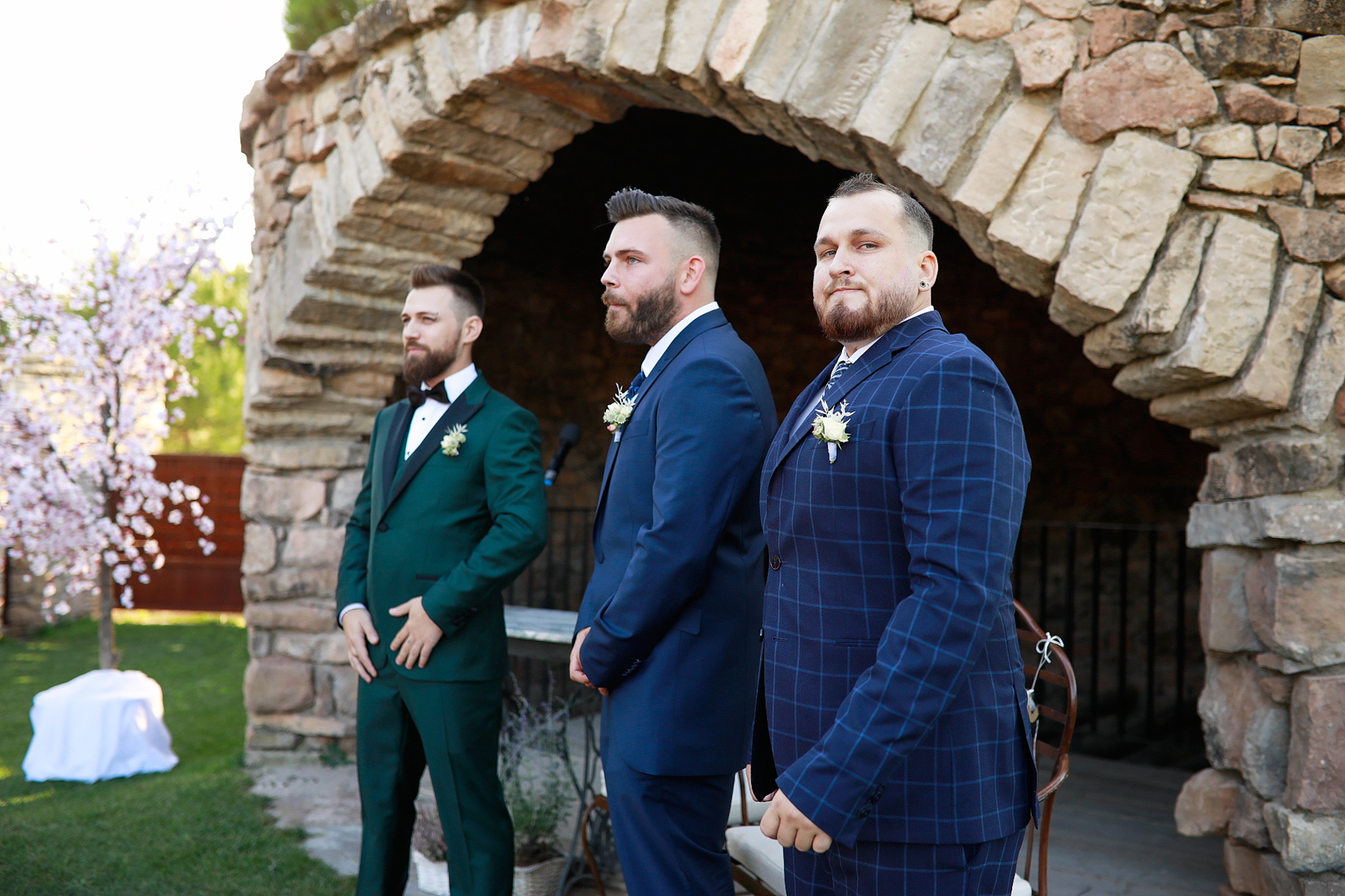 el novio y sus hermanos en el altar