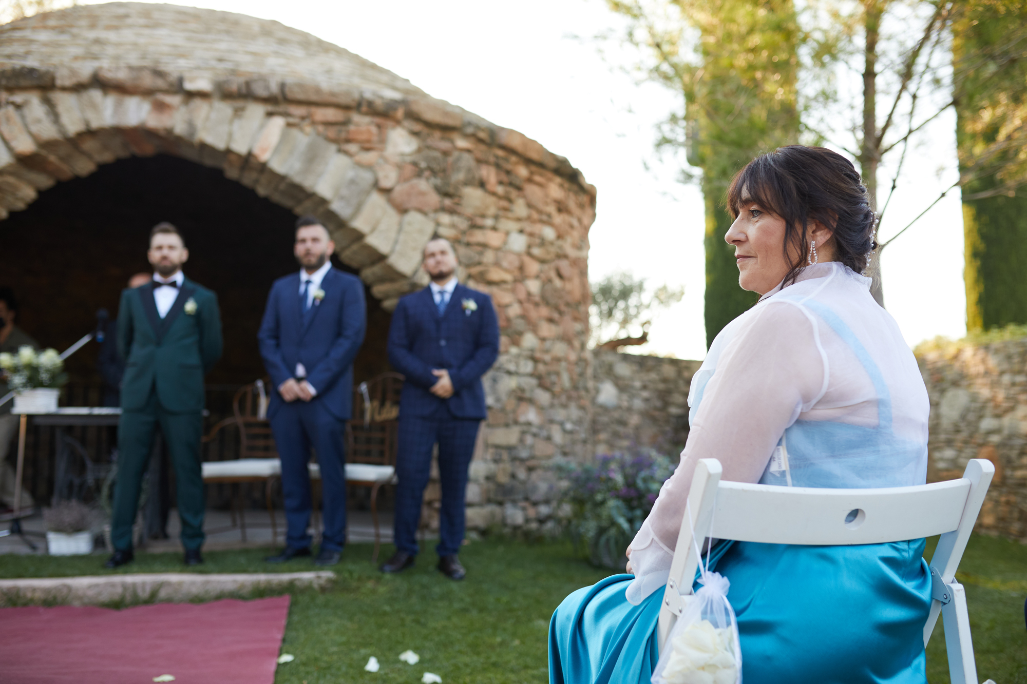 madre del novio esperando a la novia