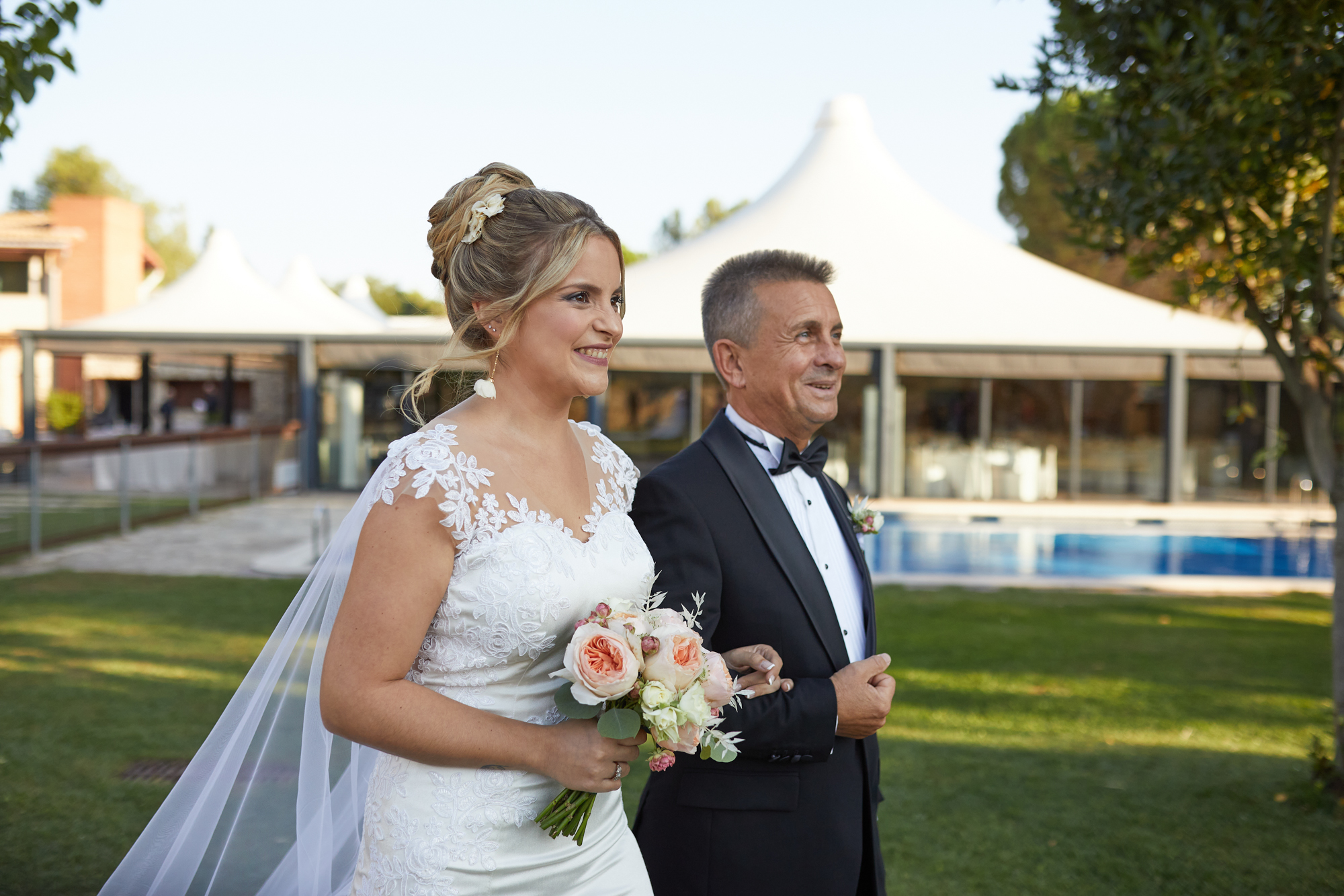 padre llevando a la novia al altar