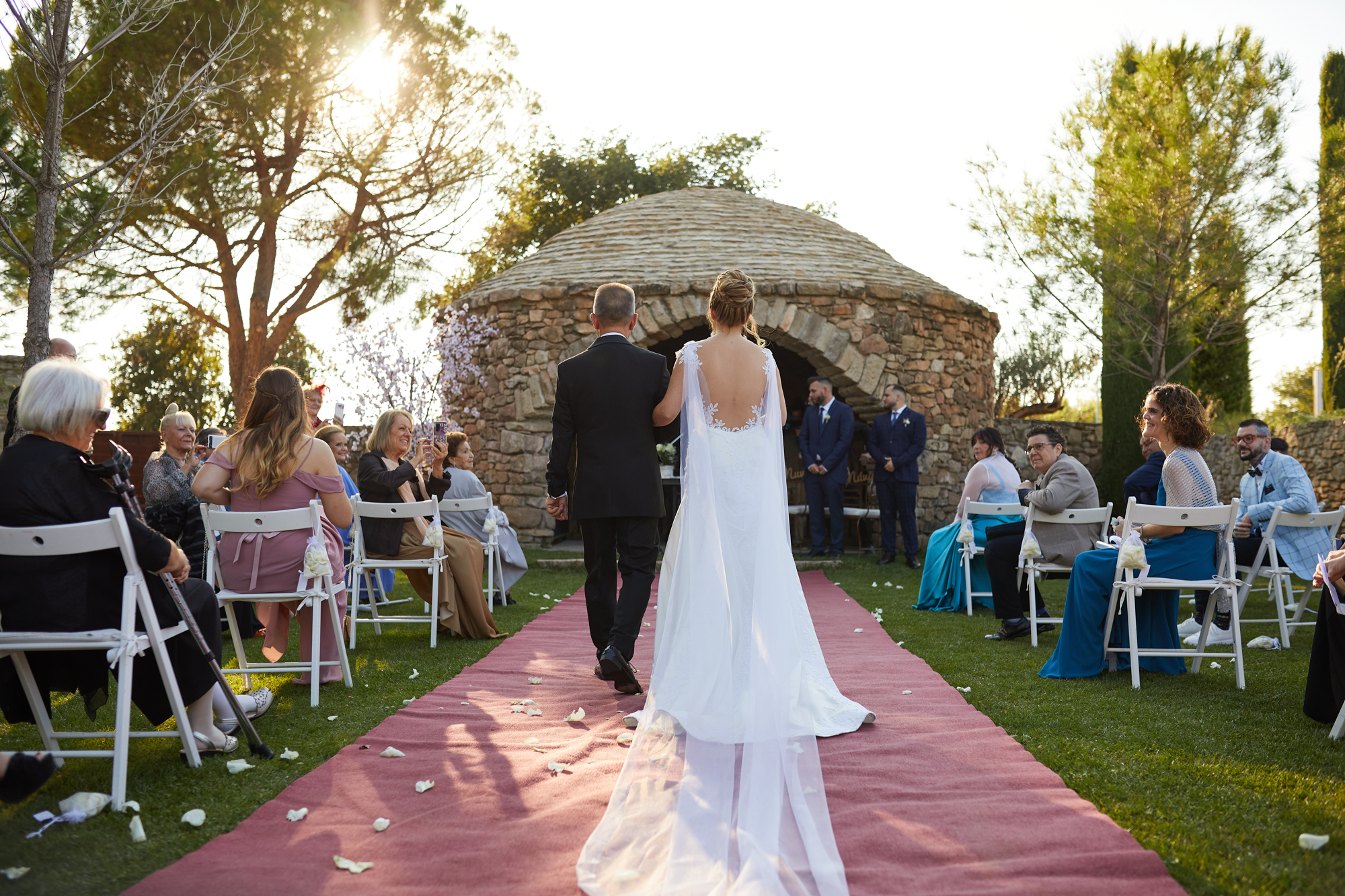 foto de espaldas padre llevando a su hija al altar