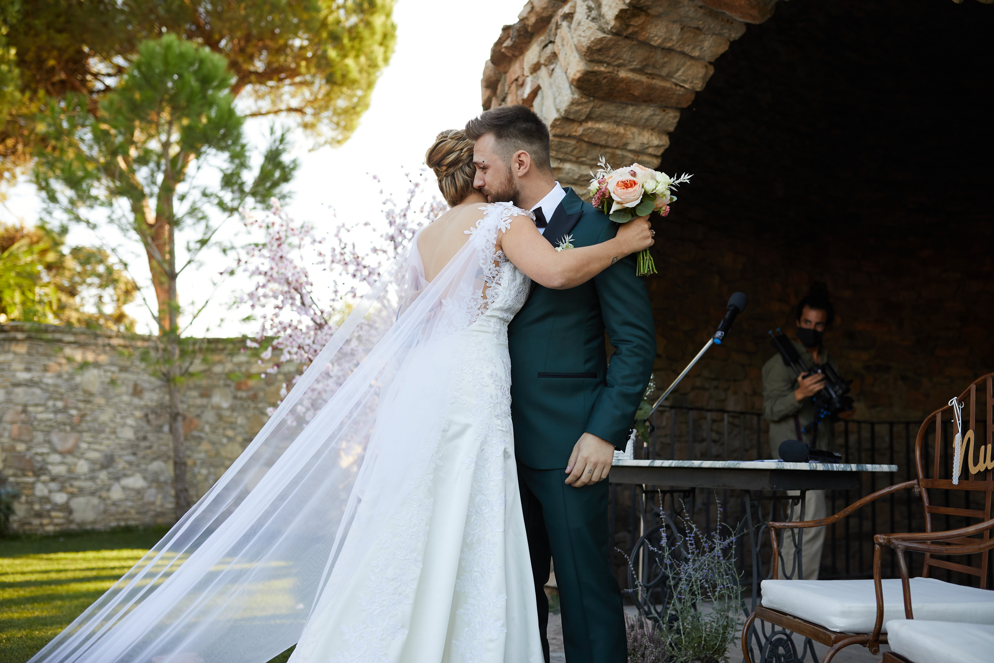 abrazo de la novia al novio al llegar al altar