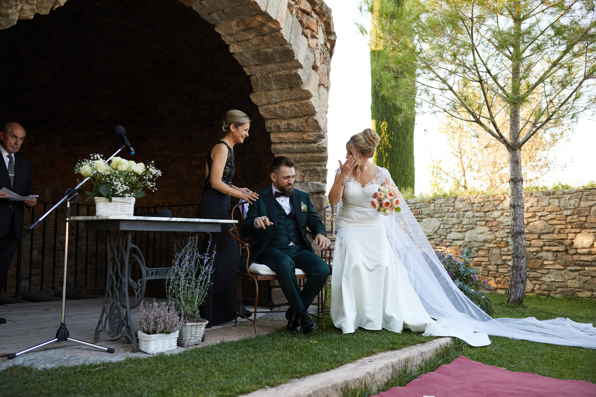 la novia llorando en el altar