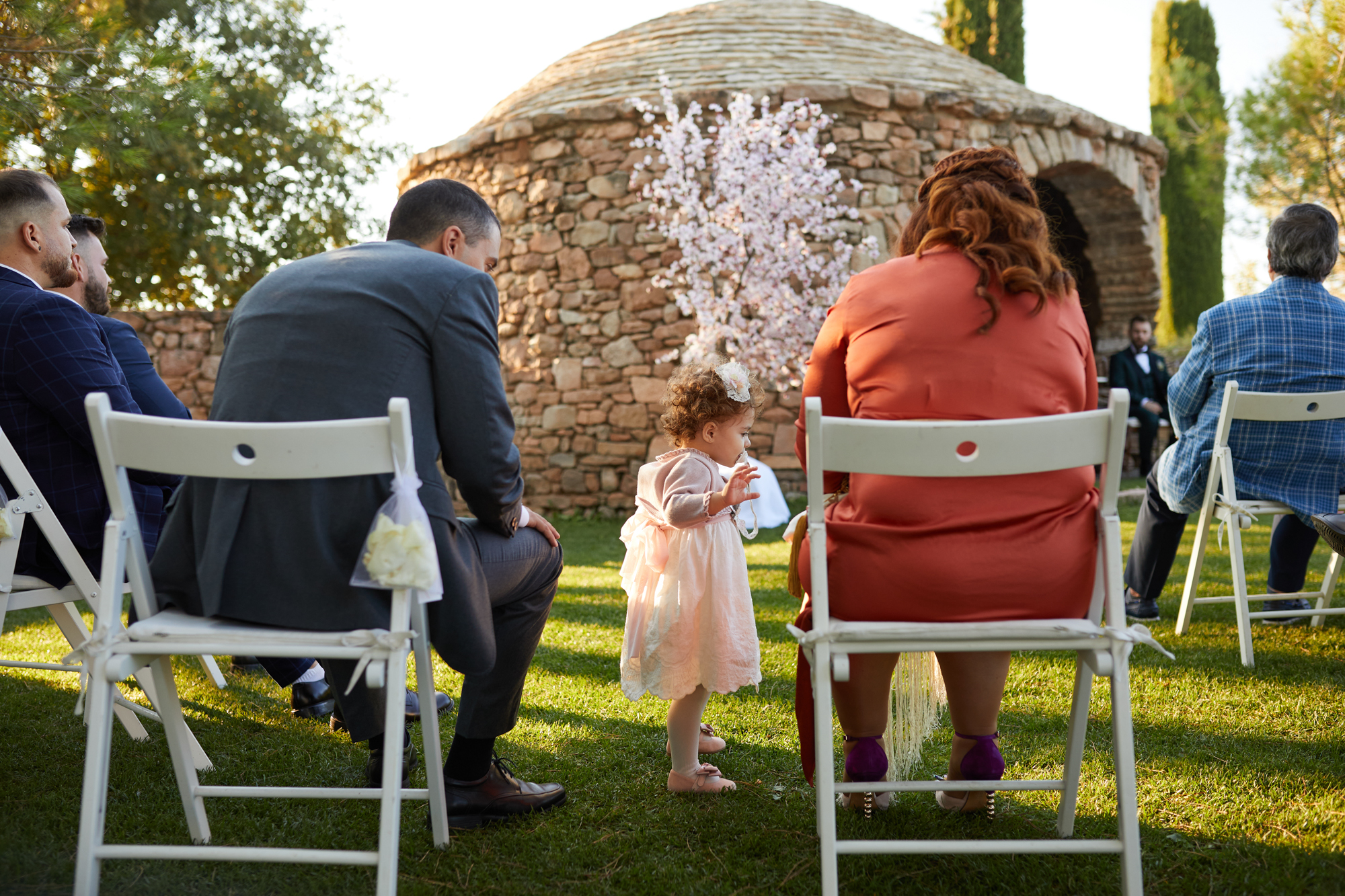niña caminado en el jardin de la boda