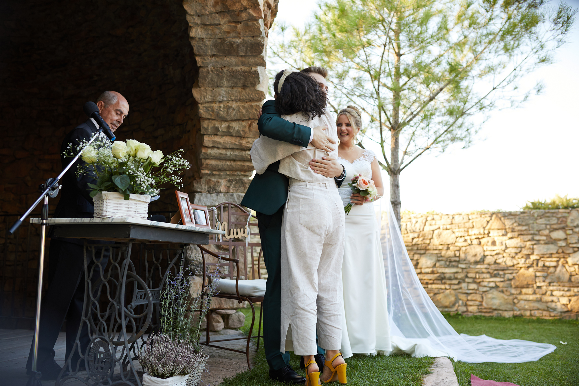 abrazo al novio en el altar