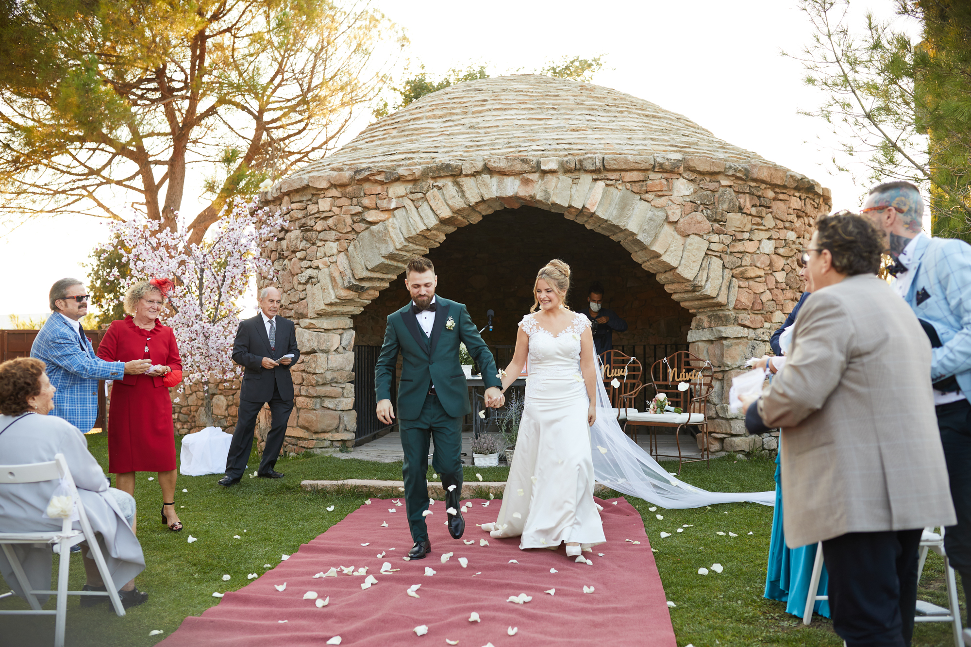 novios caminando despues de la ceremonia de bodas