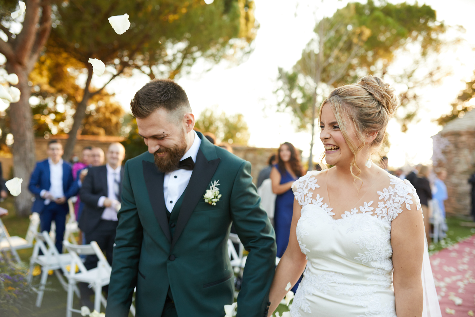 invitados lanzado petalos de rosa blancas a los novios