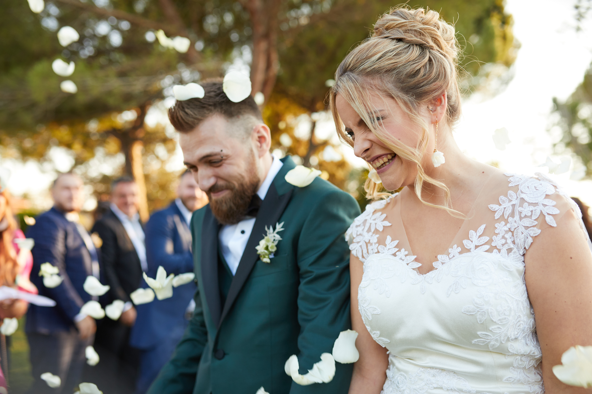 invitados lanzado petalos de rosa blancas a los novios
