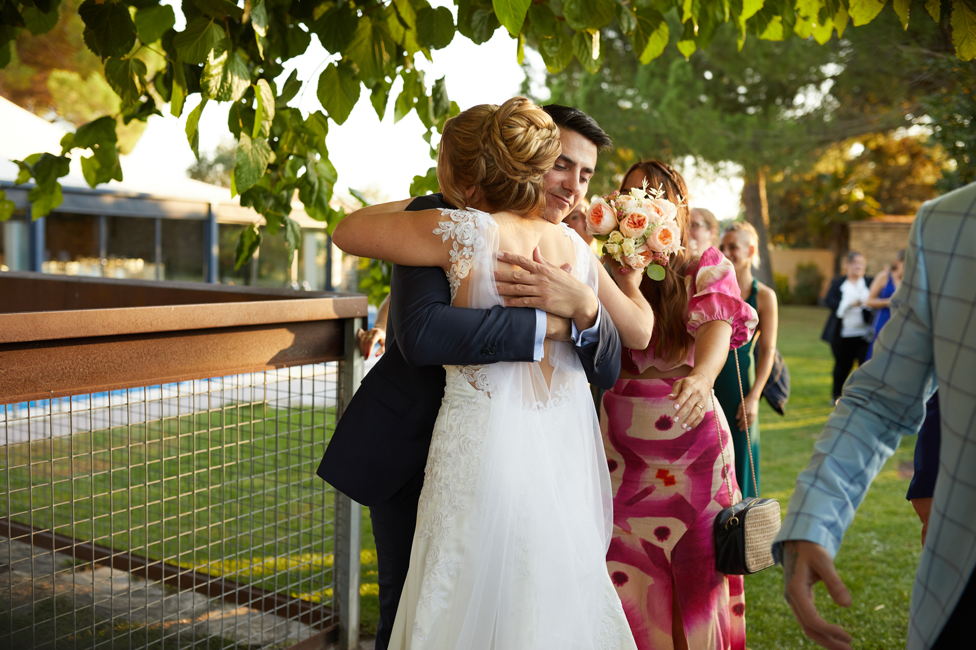 abrazo despues de la boda con la novia