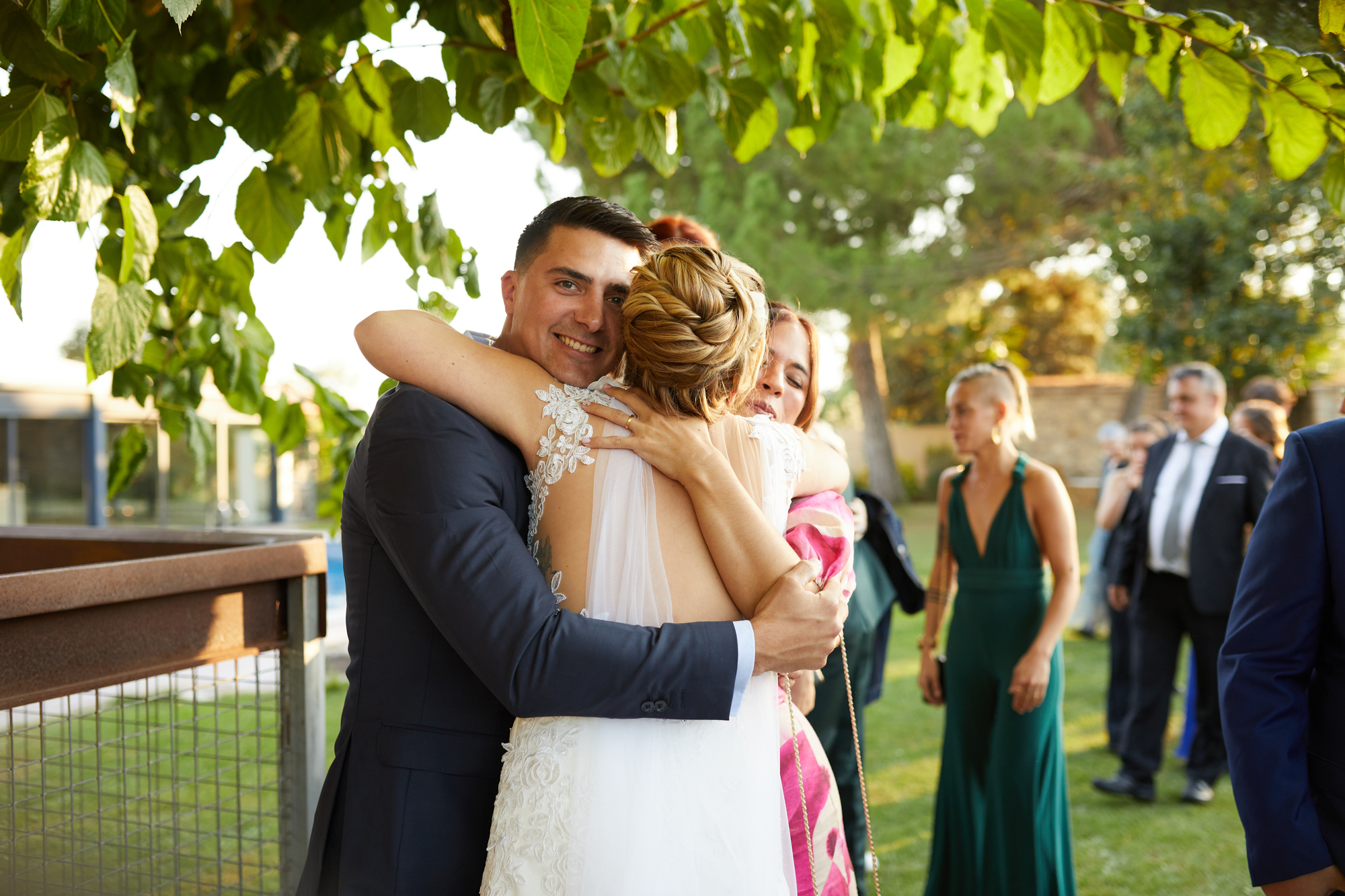 abrazo despues de la boda con la novia