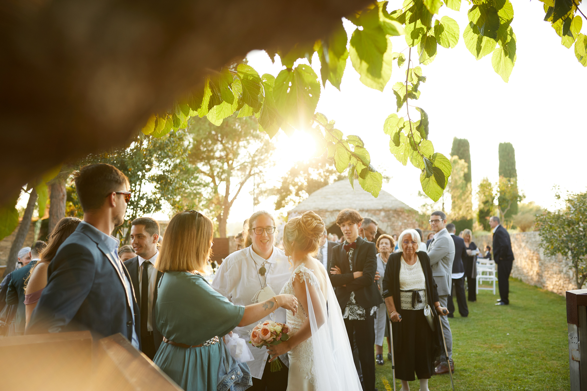 foto en el jardin con la novia