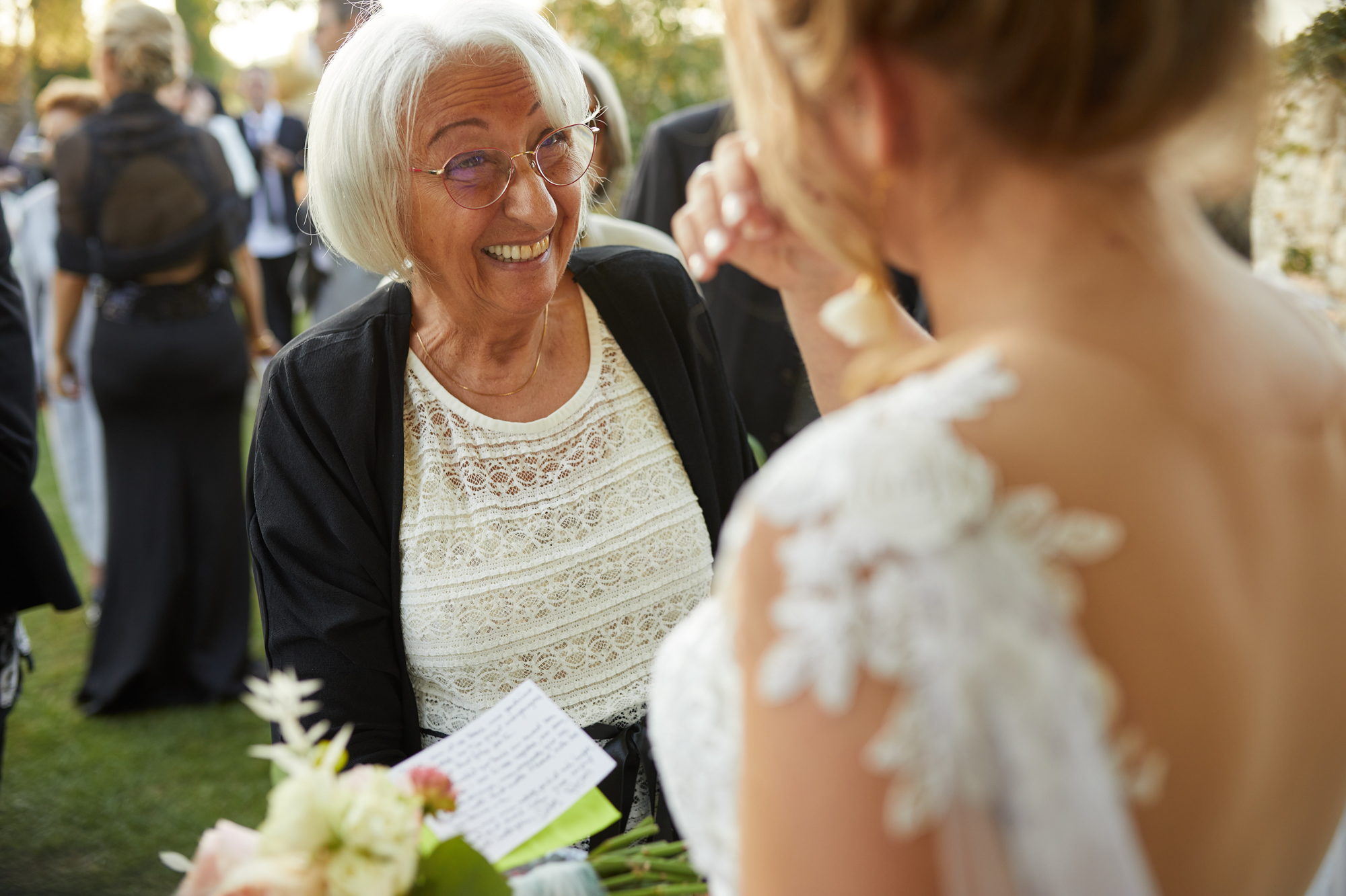 abuela saludando a la novia