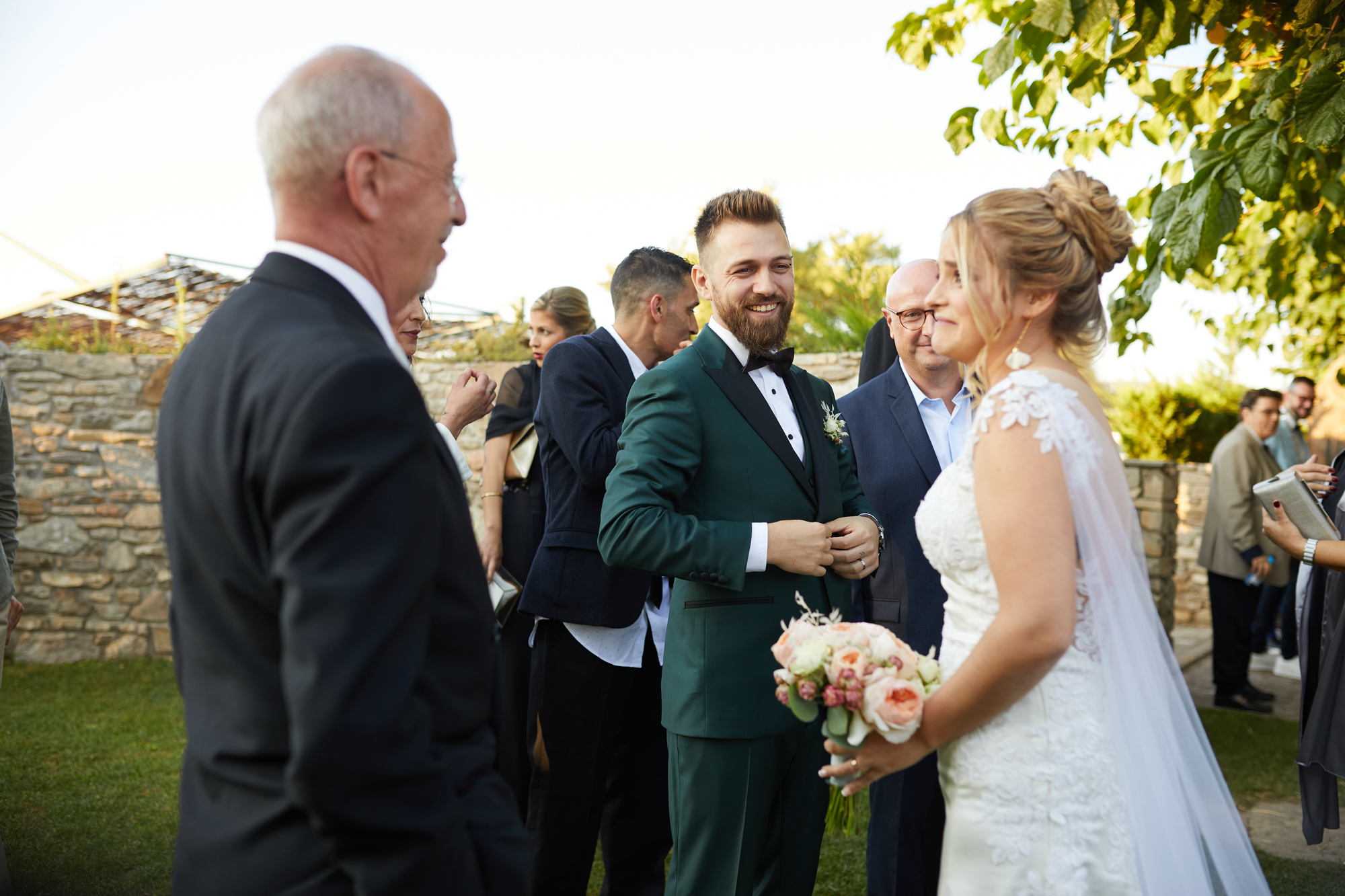 novios hablando con los invitados
