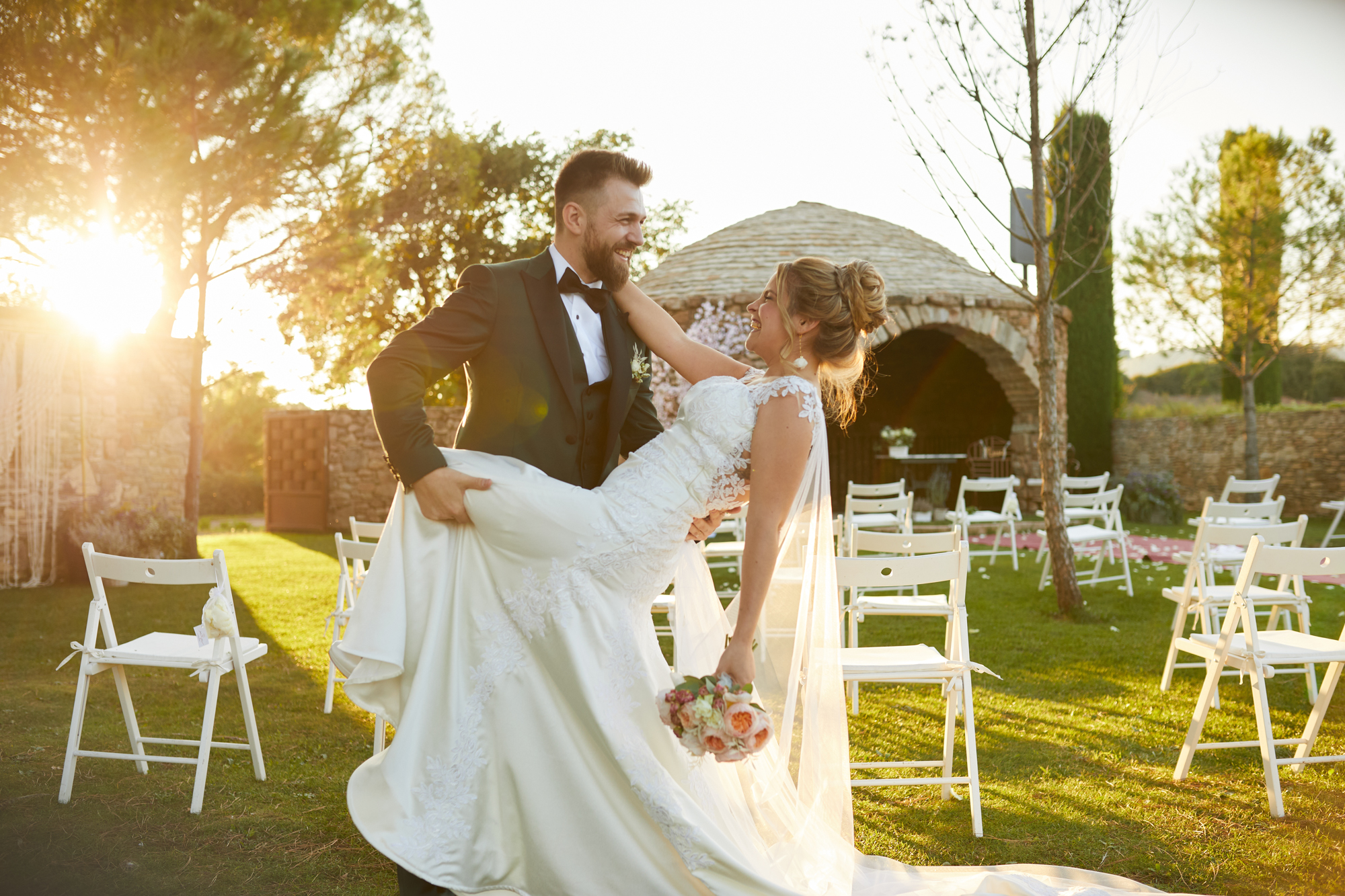 novios posando en el jardin de la boda
