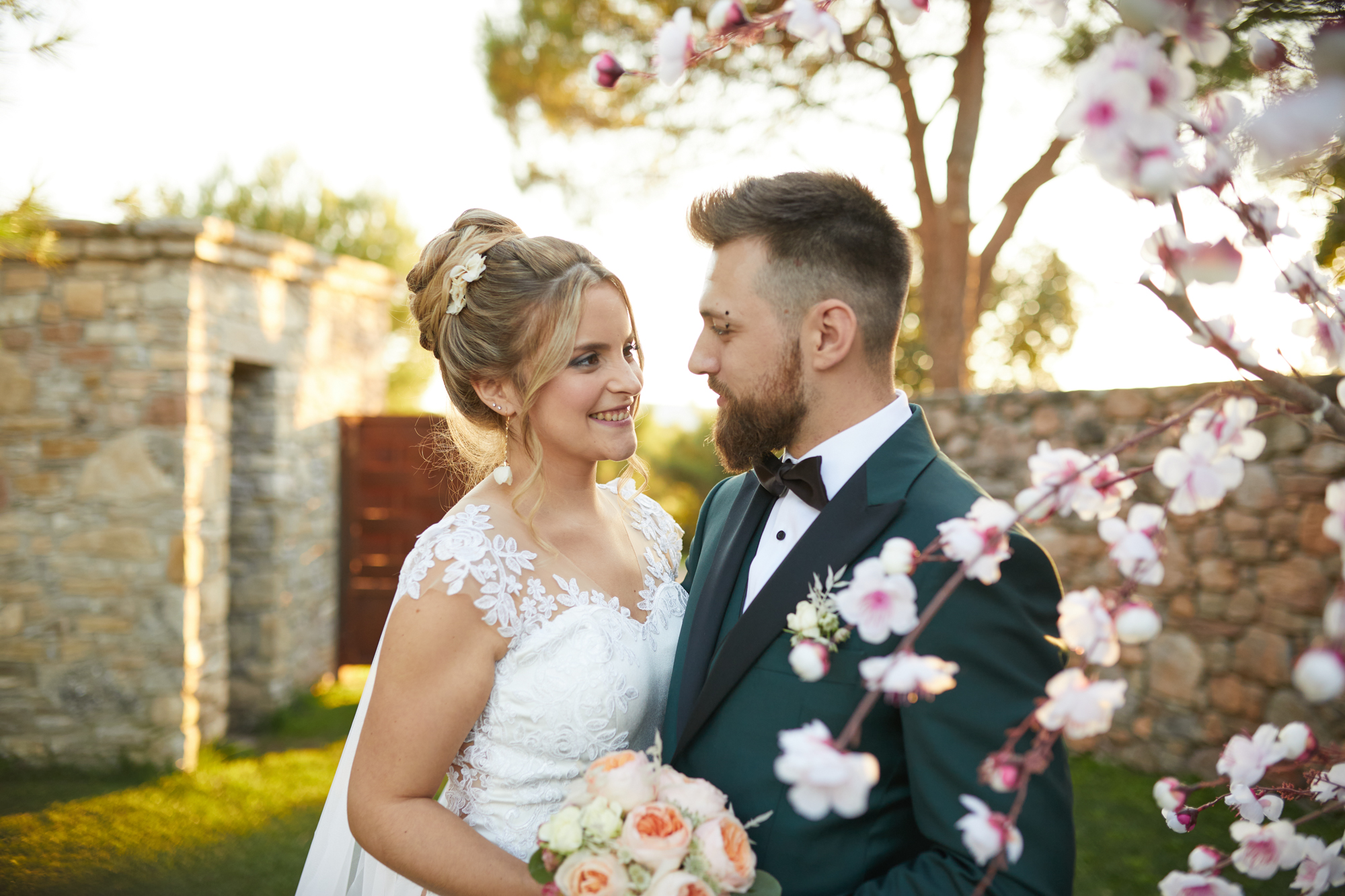 novios en el jardin