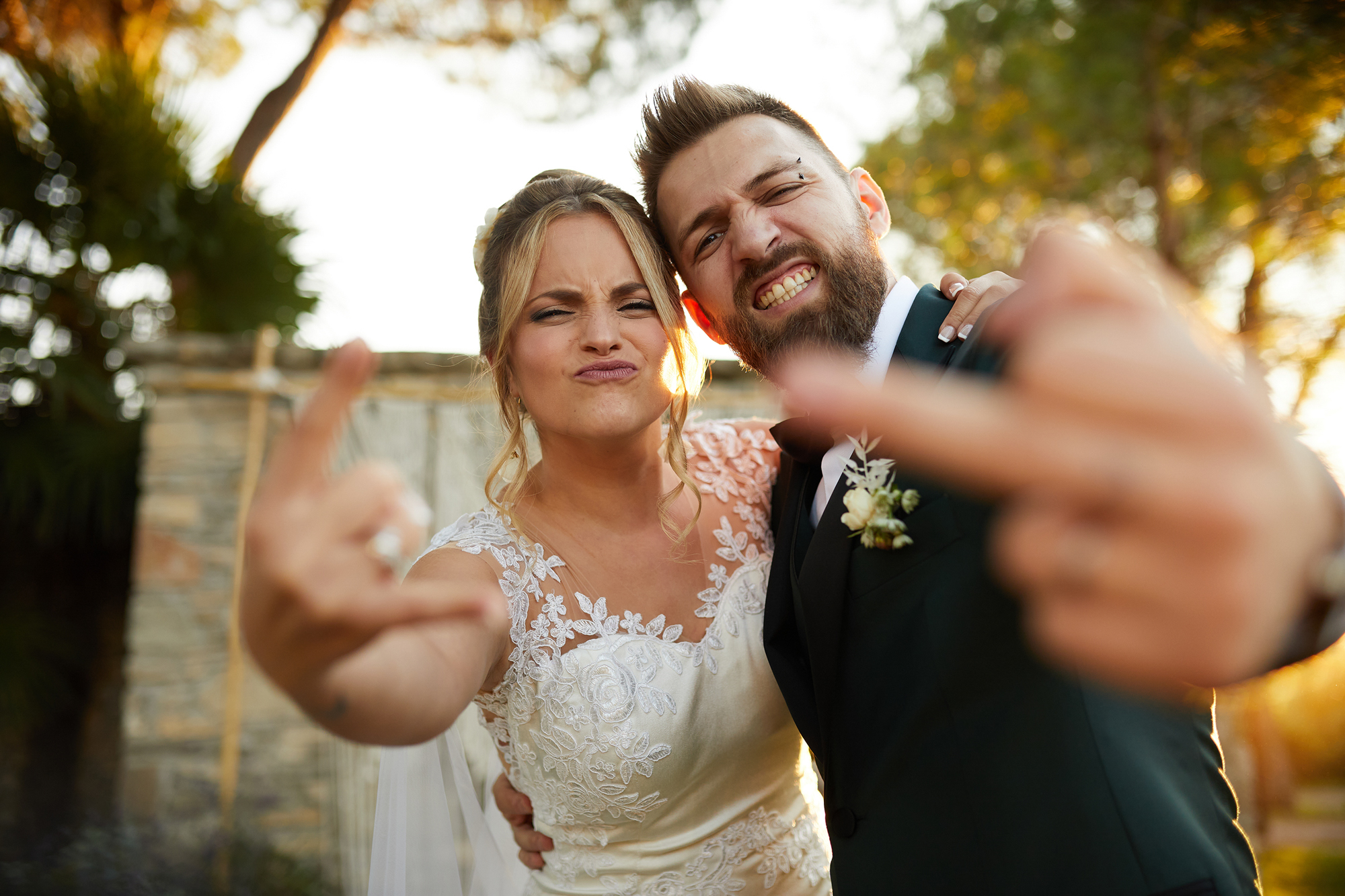 novios posando para la foto