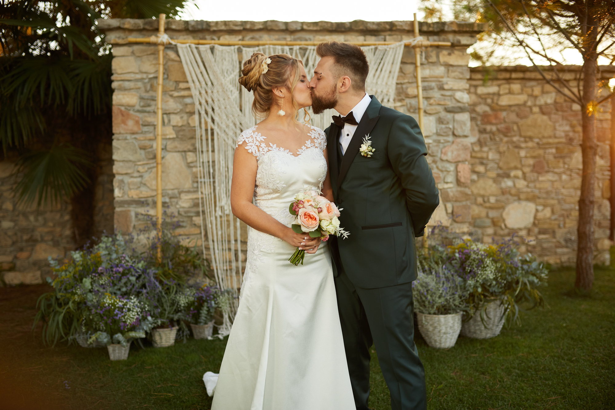 beso de novios en el jardin