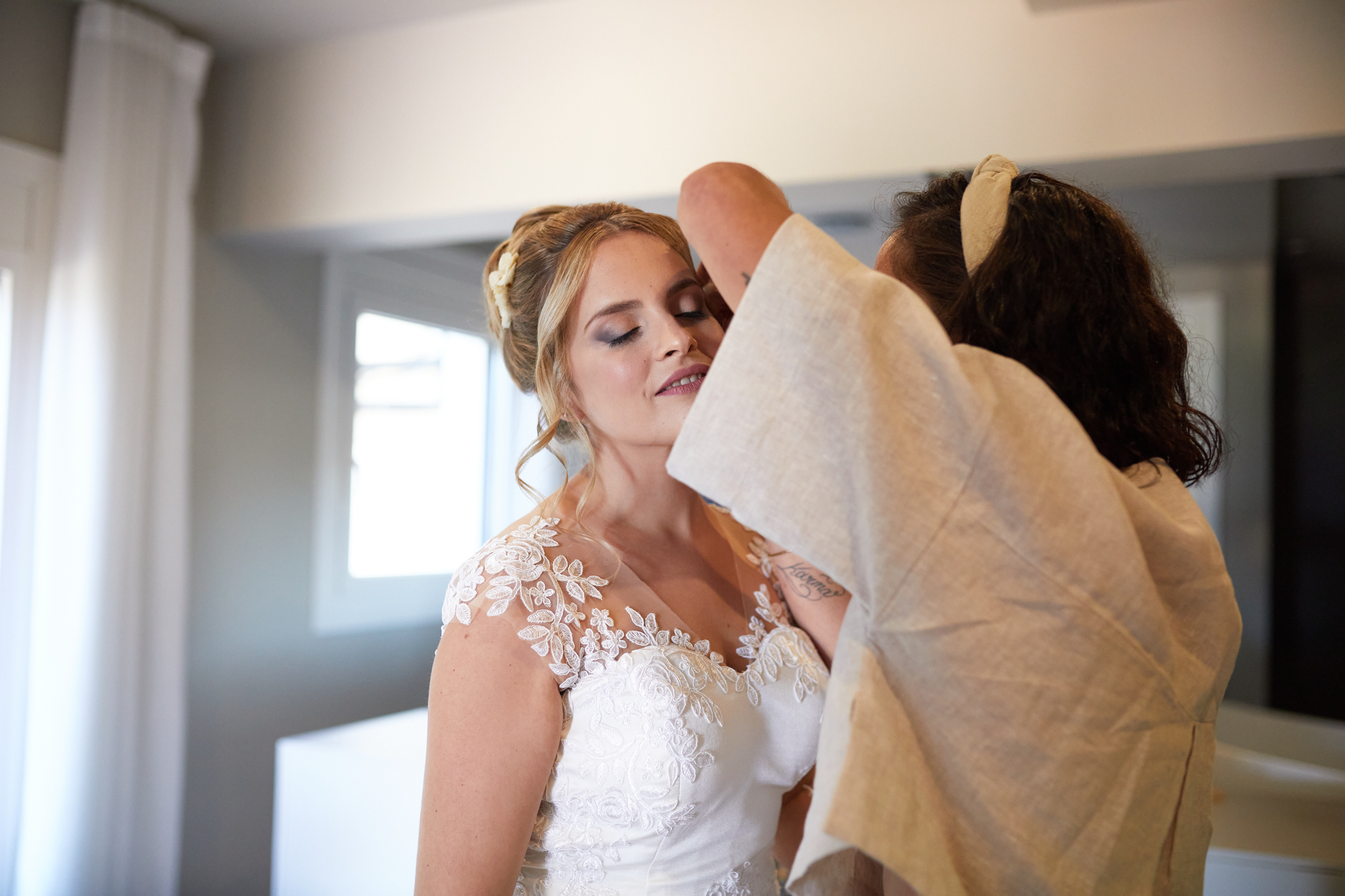 amiga peinando a la novia
