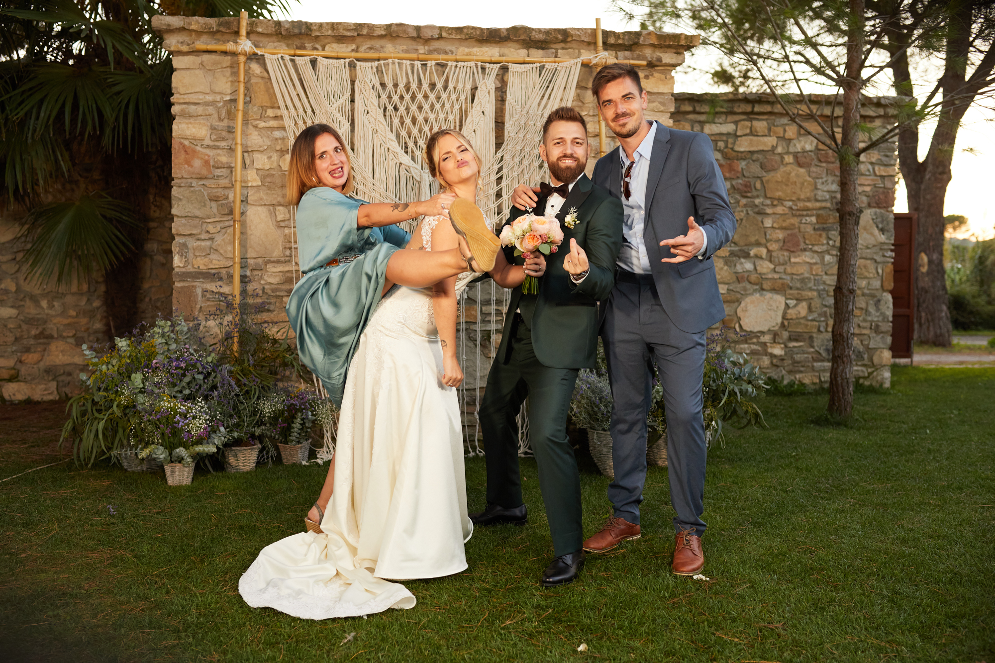 los padrinos con los novios