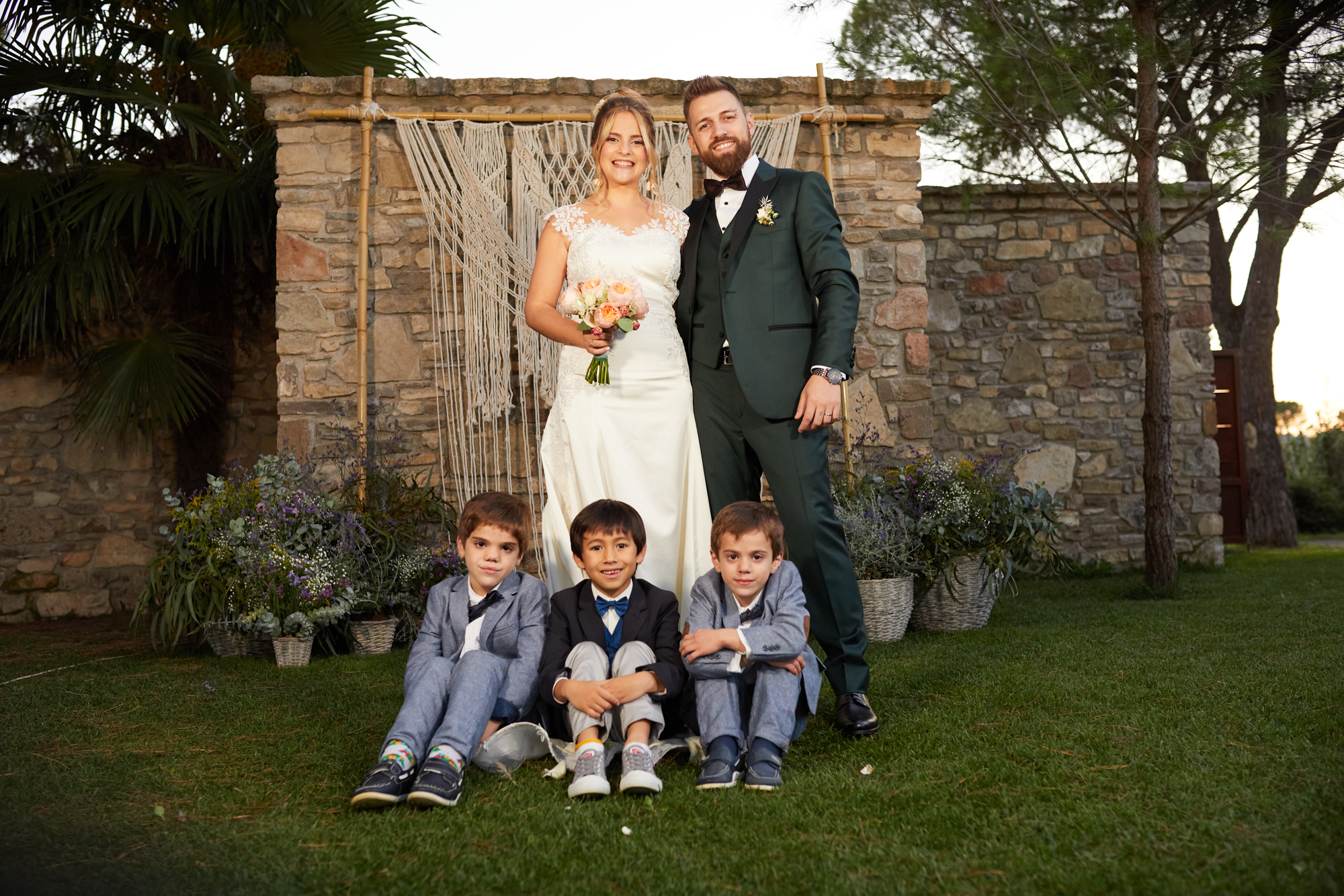 los niños con los novios