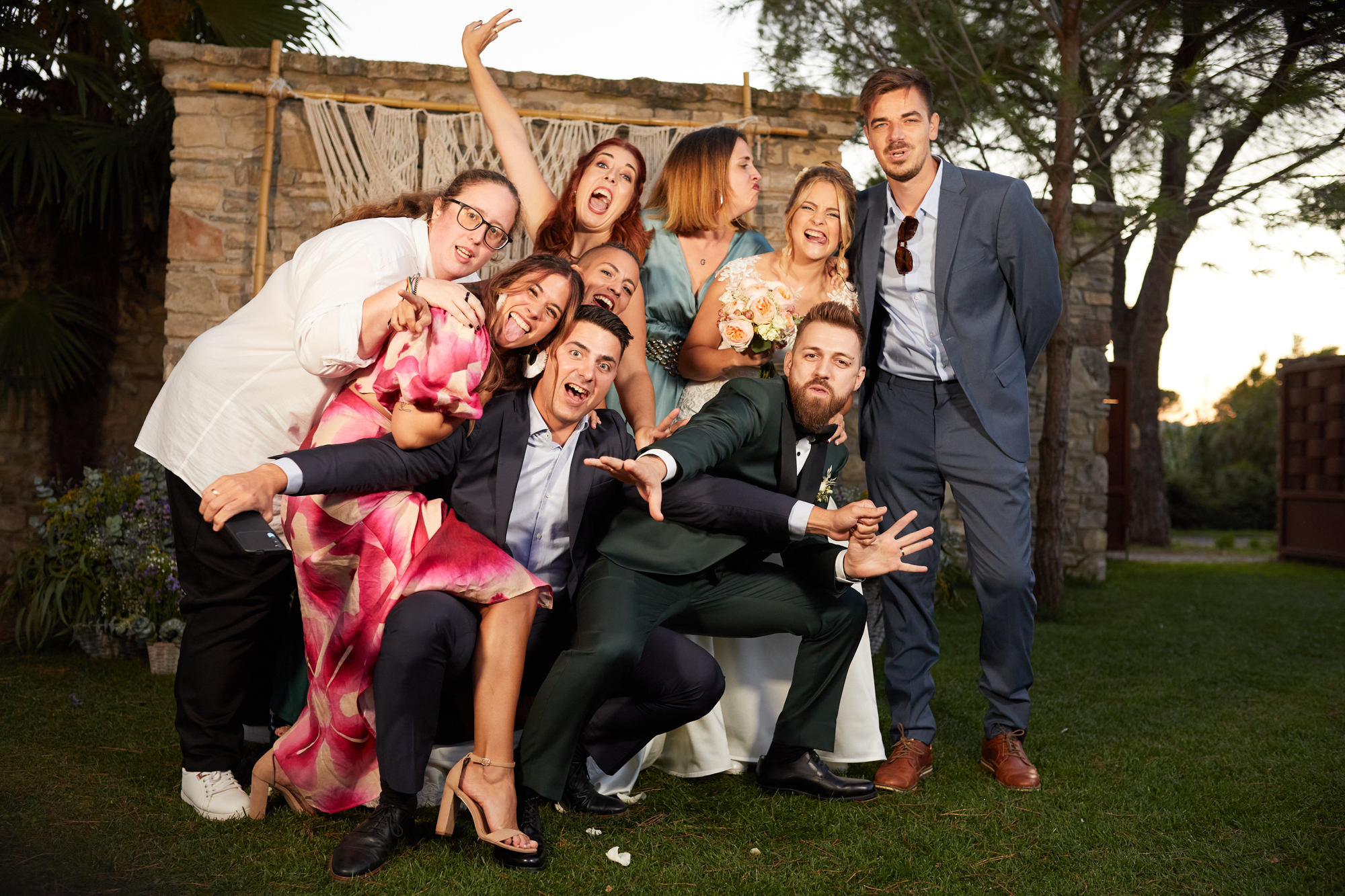 foto de amigos con los novios