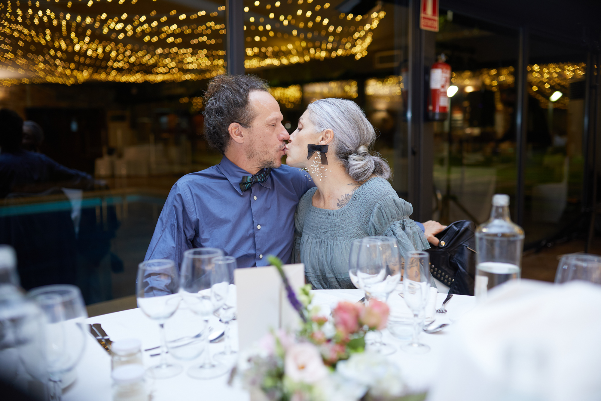 beso de pareja en el catering de la boda