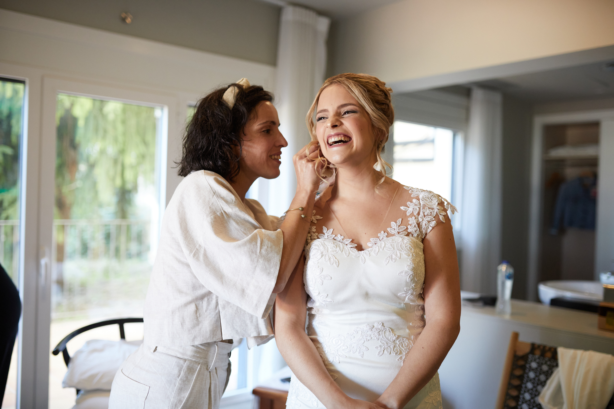 dama de honor ayuda a peinar a la novia