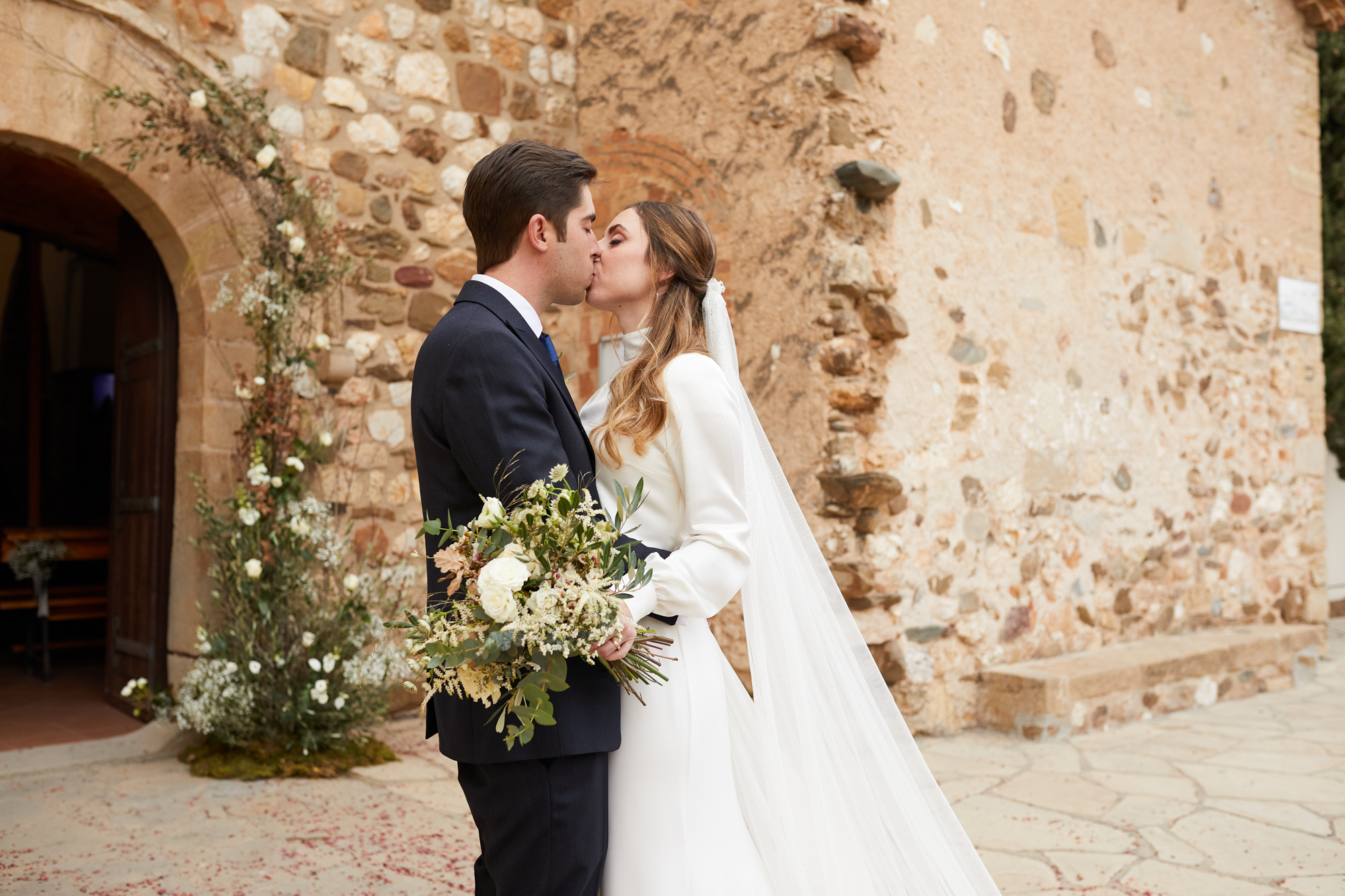 beso recién casados
