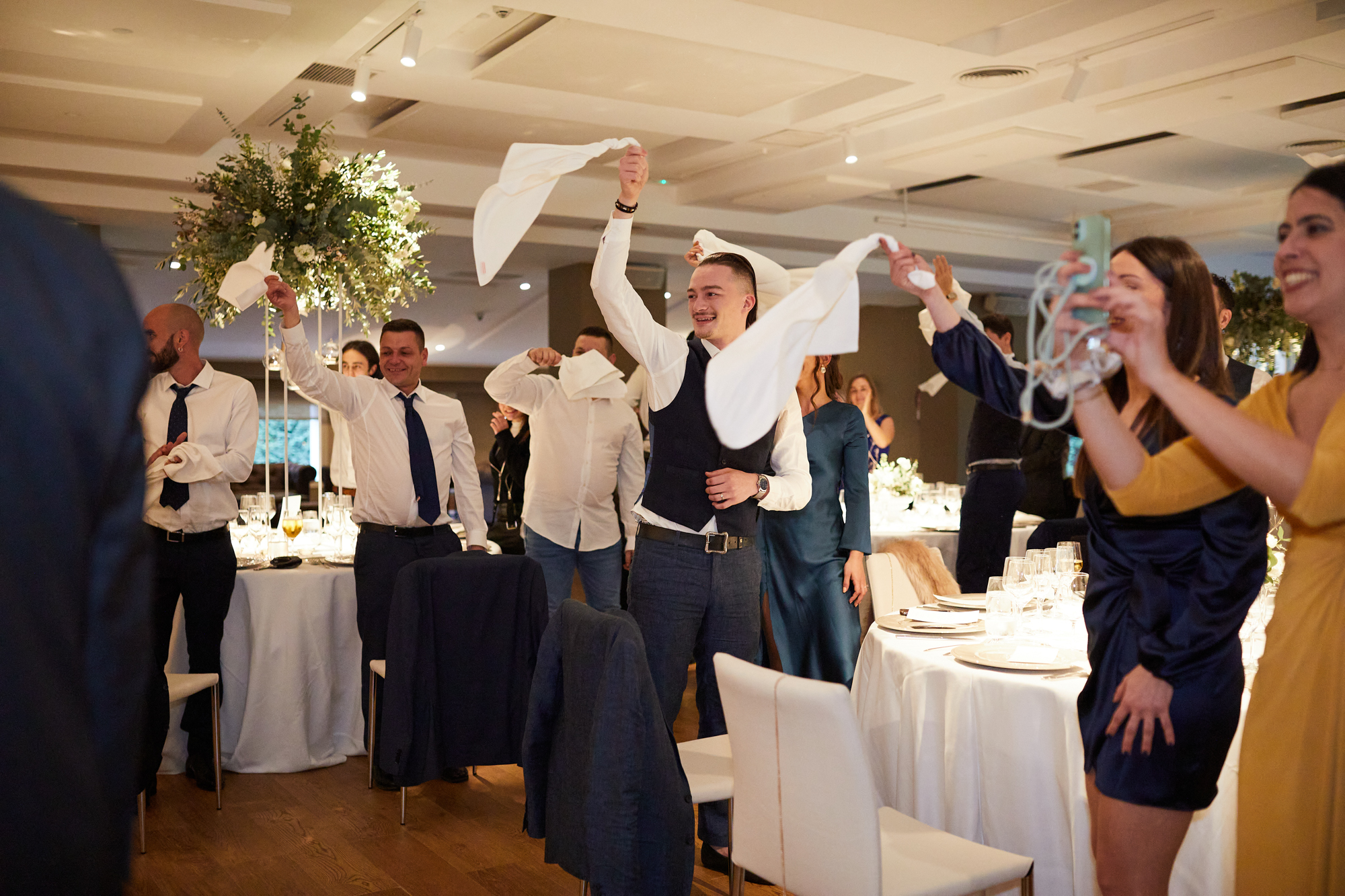invitados saludando a los novios