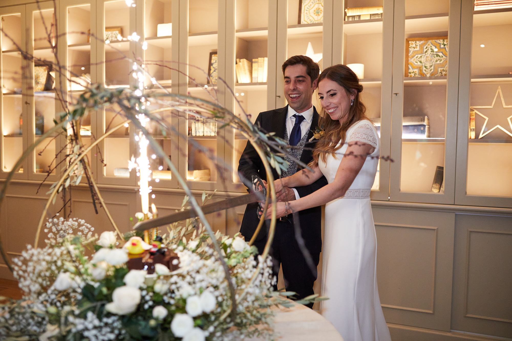 los novios partiendo el pastel de bodas