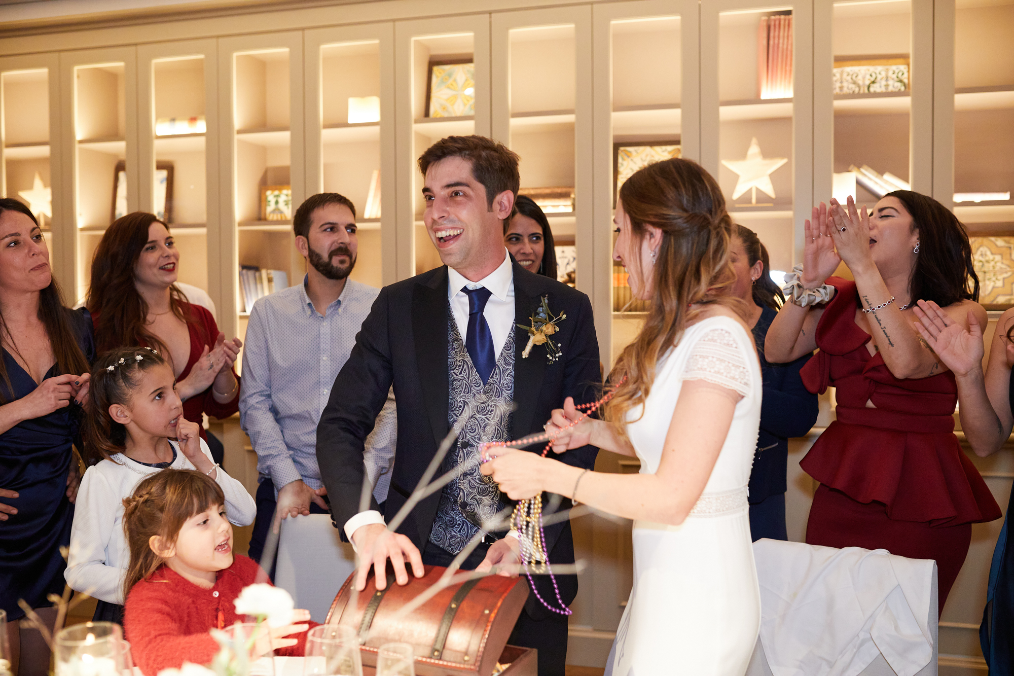 los novios abriendo regalos