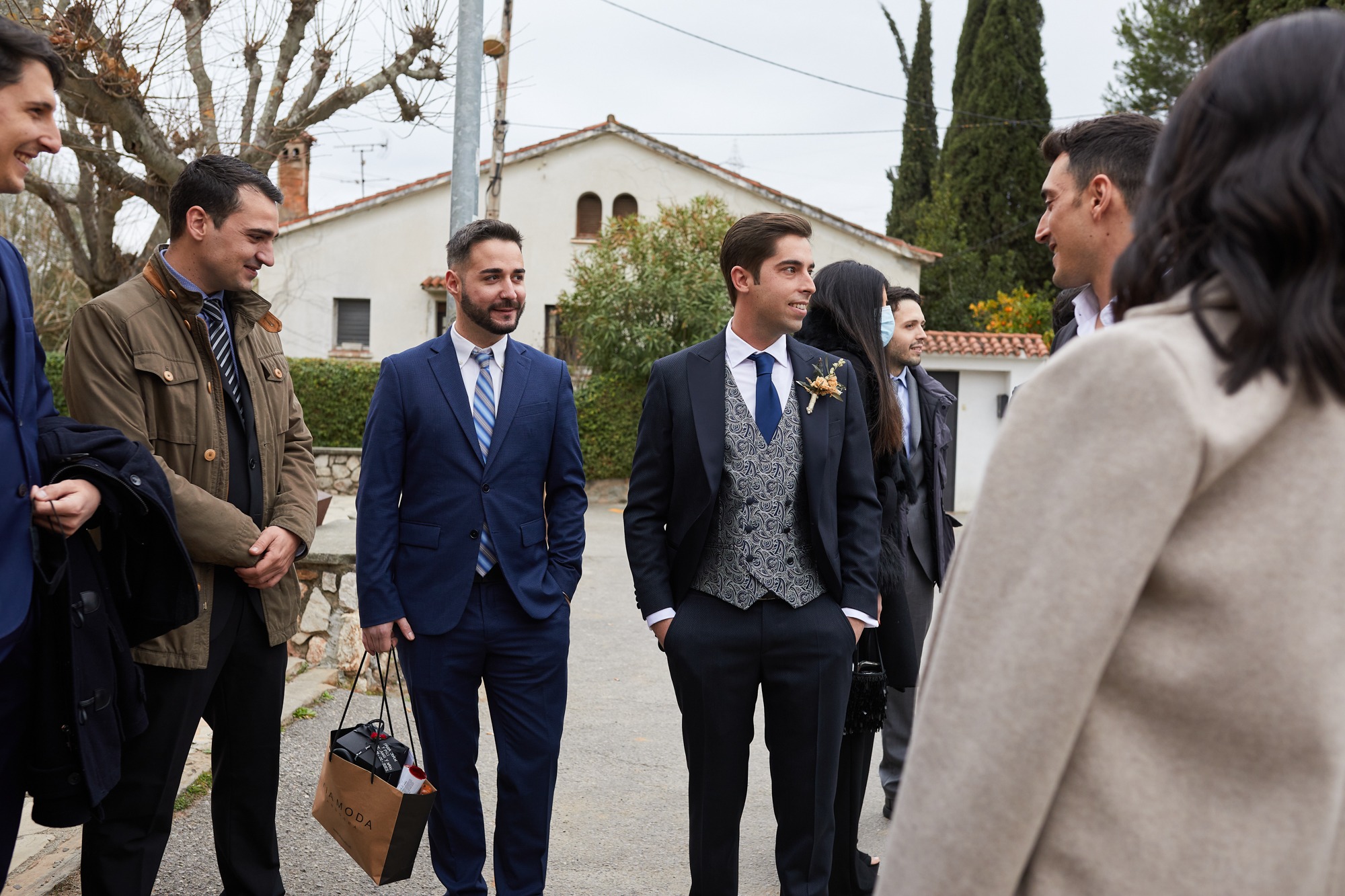 novio y los invitados esperando la llegada de la novia