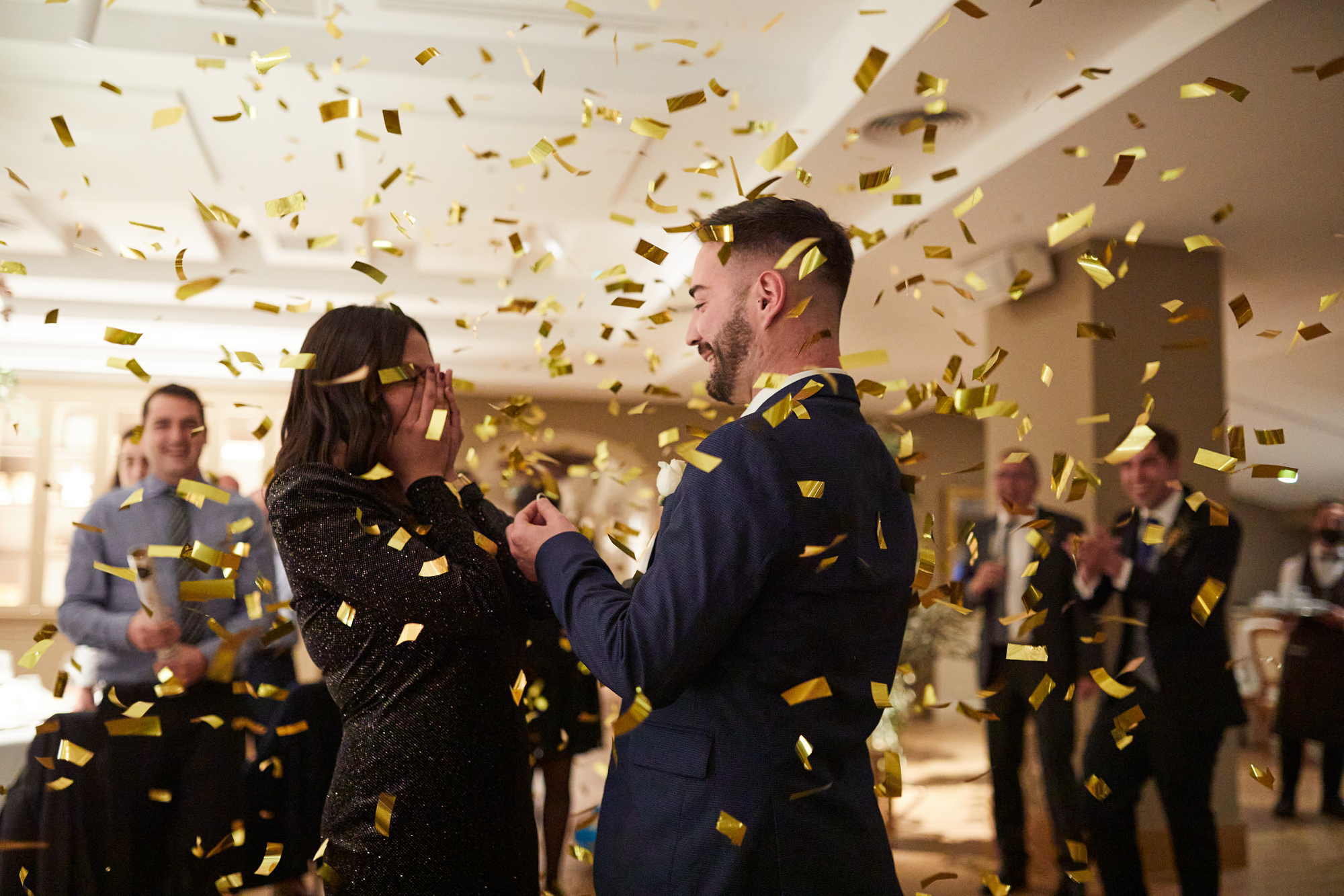 confeti en la fista de la boda