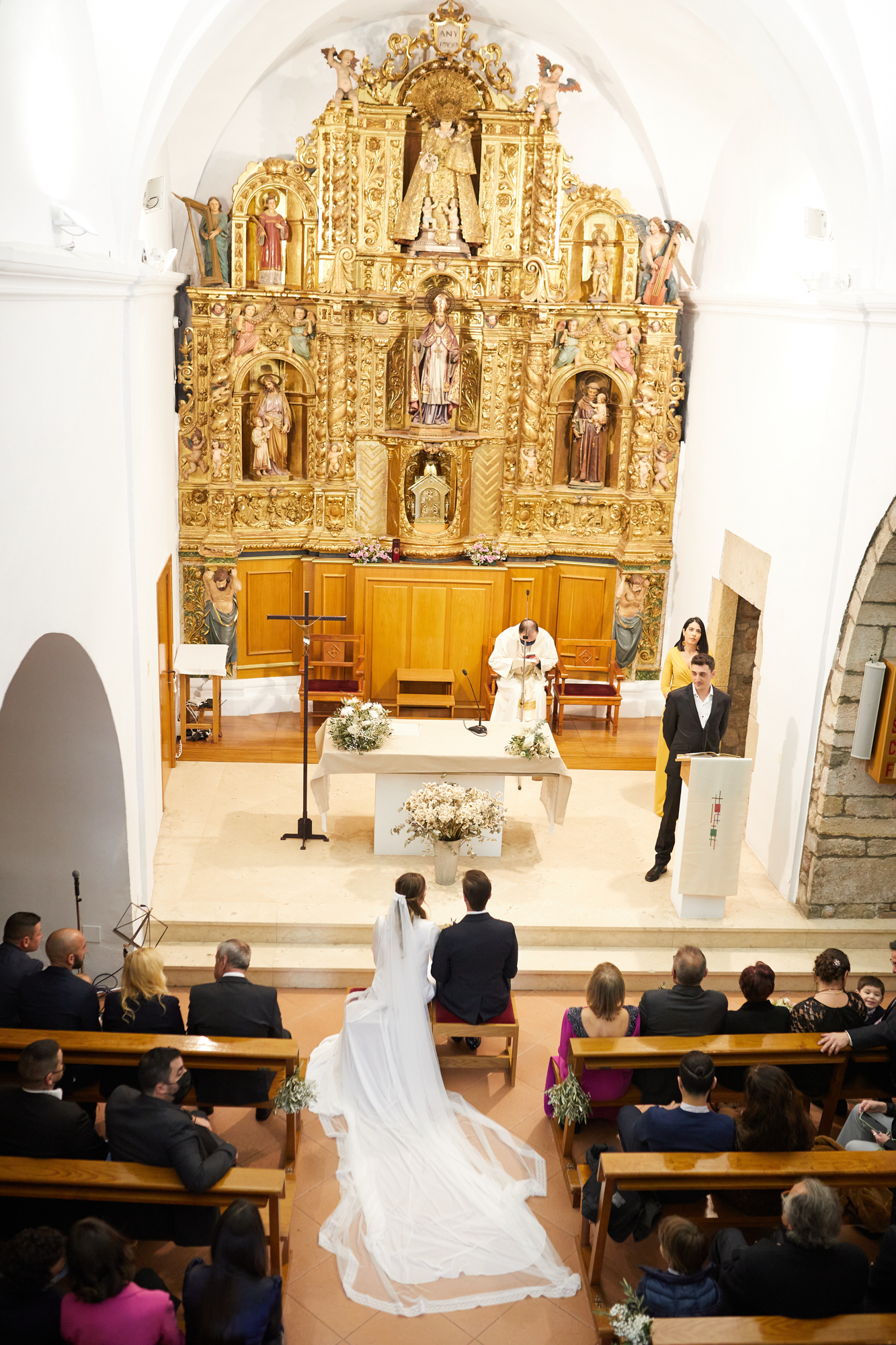 los novios en el altar de la inglesia