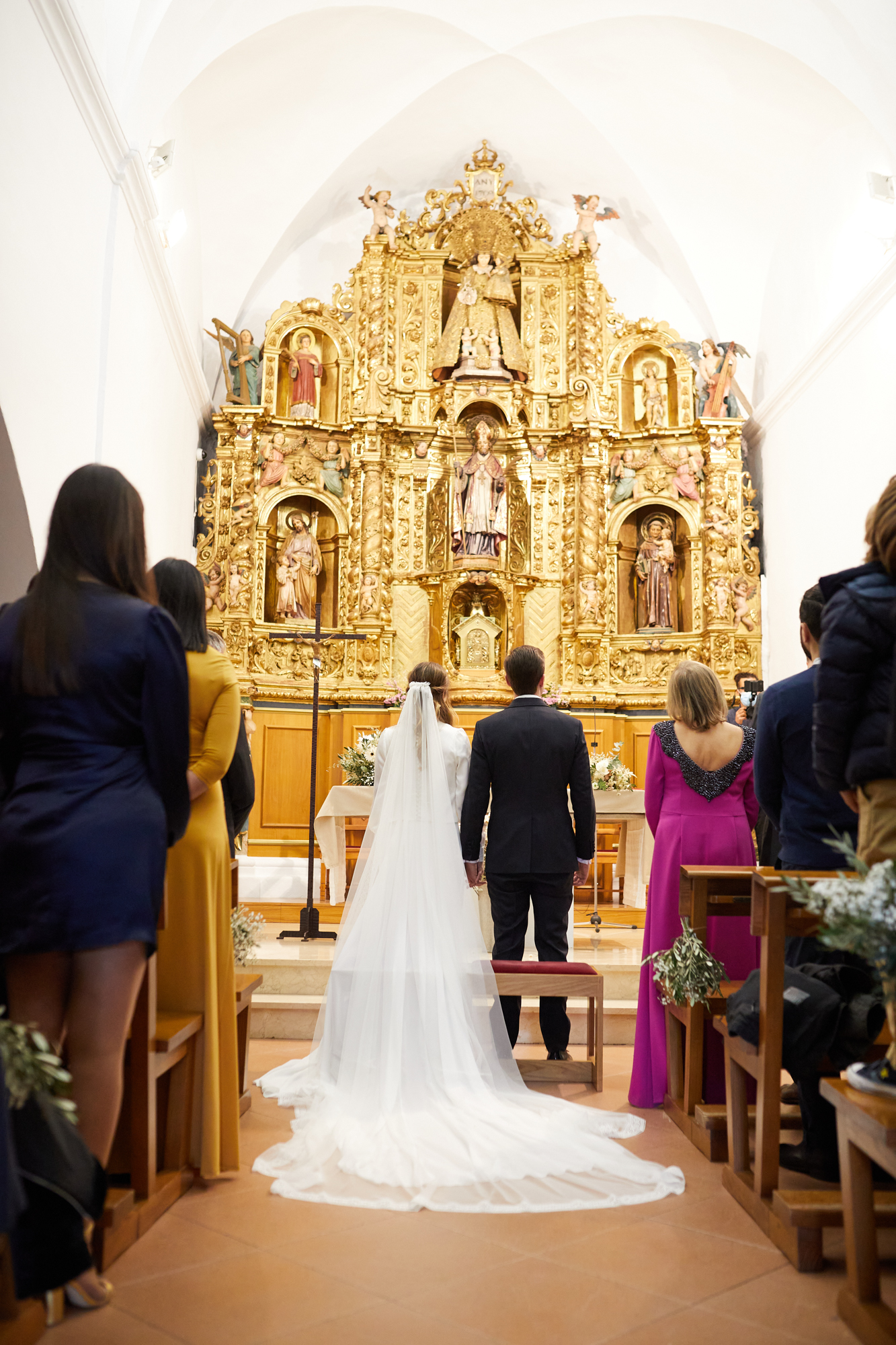 los novio en el altar de la iglesia