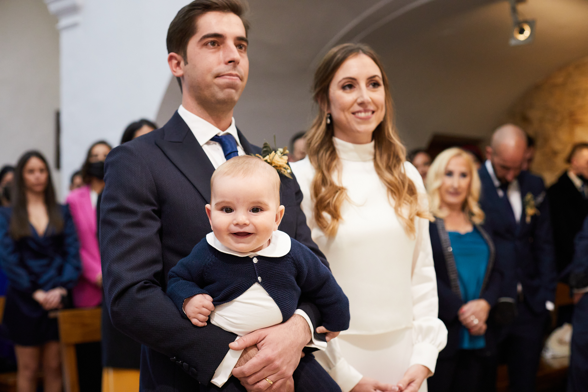 novios con su hijo en el altar