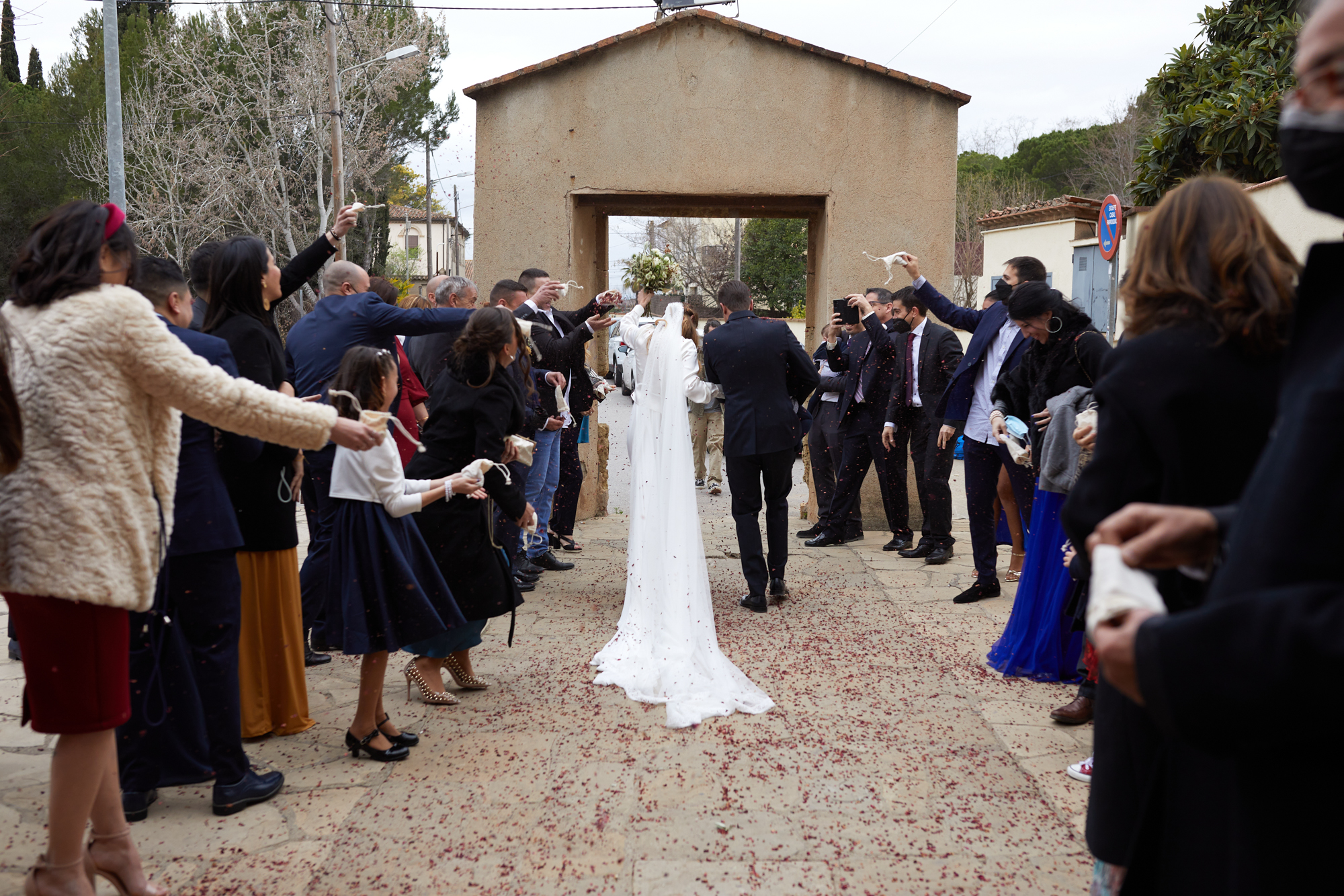 salida de los novios de la iglesia