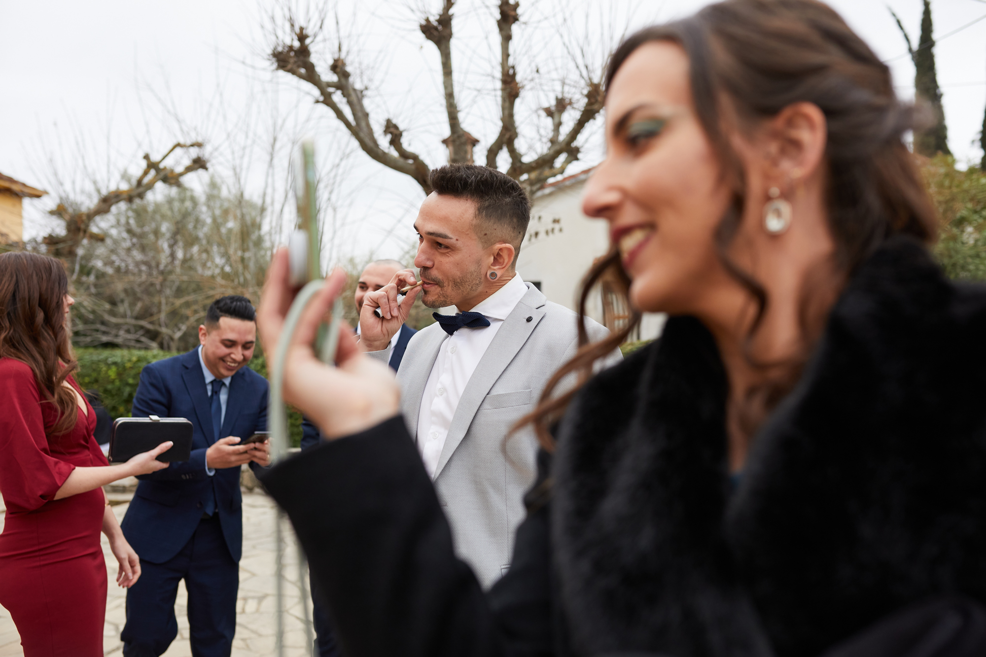 los invitados haciendo fotos a los recie casados