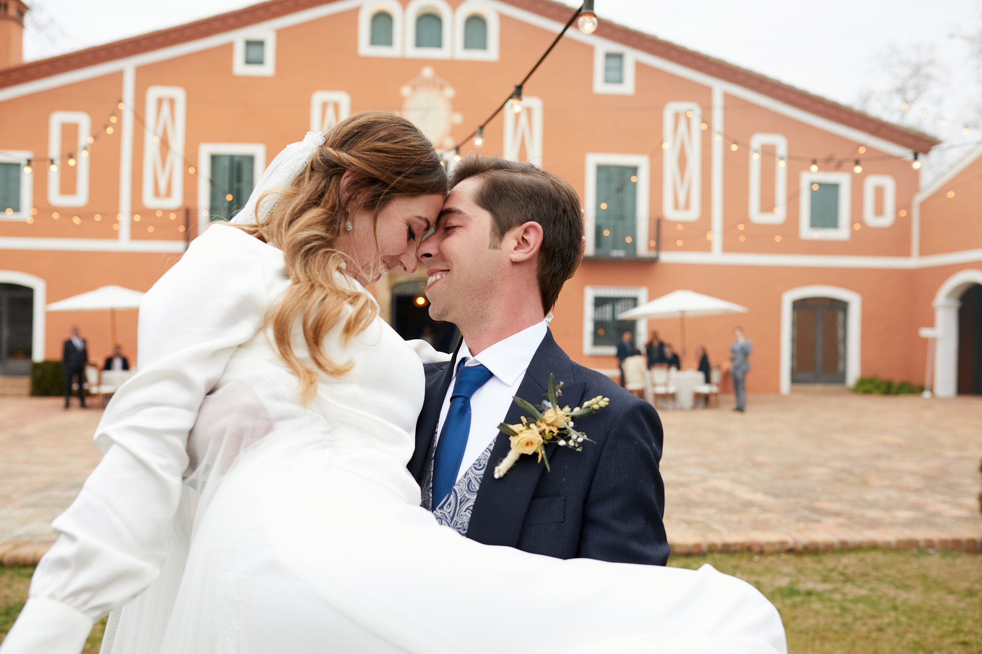 novia en brazos