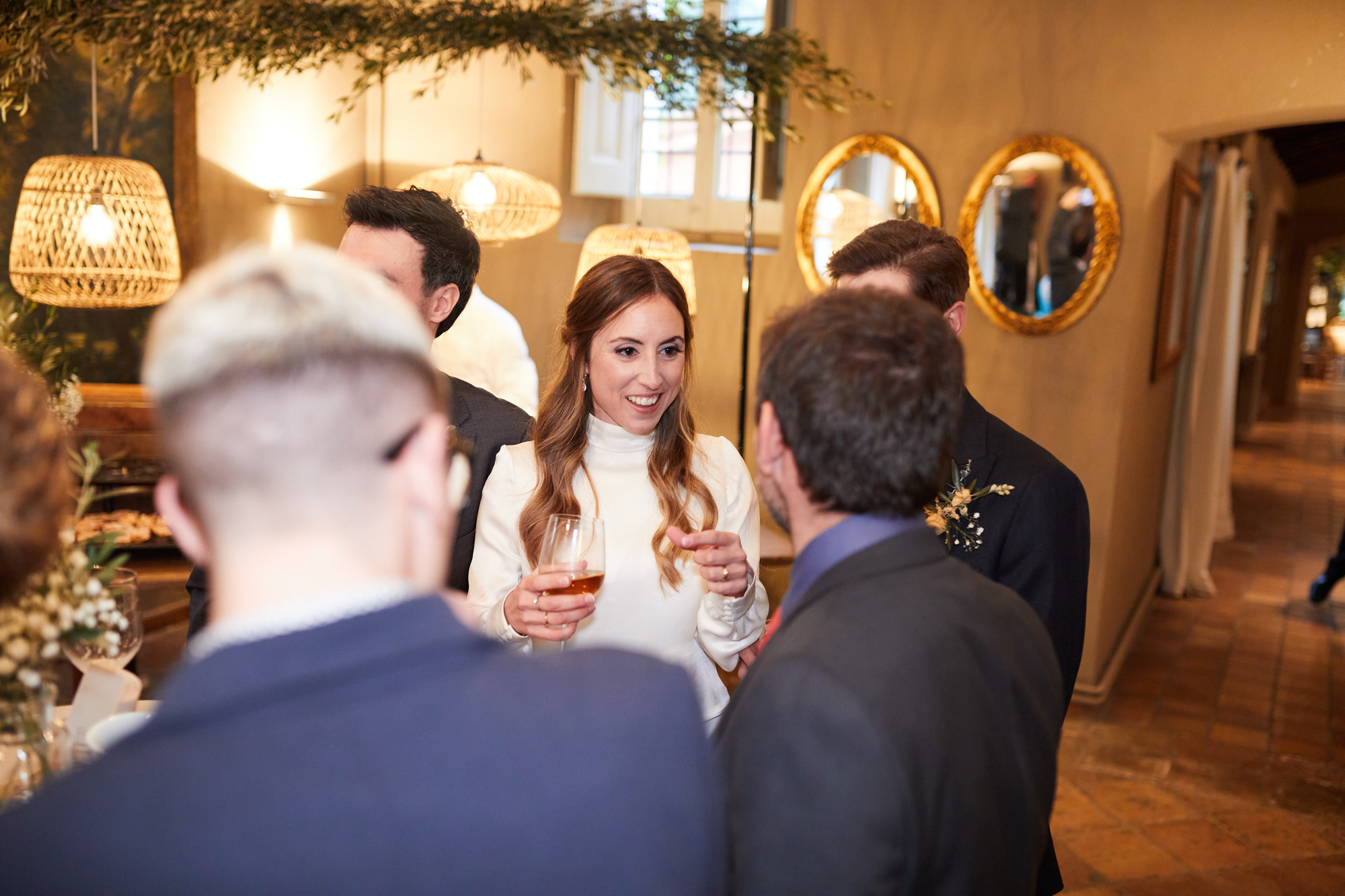 la novia hablando con los invitados a la boda