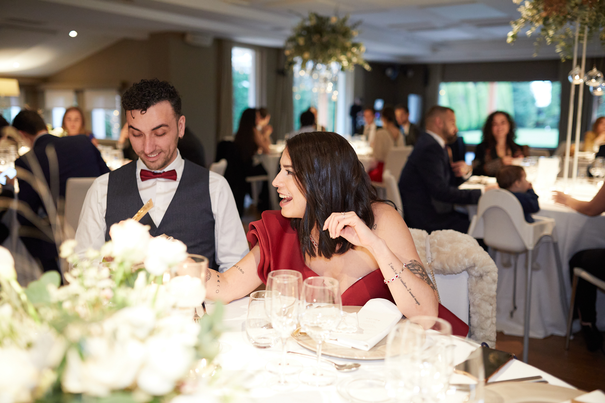invitados comiendo en el banquete de boda