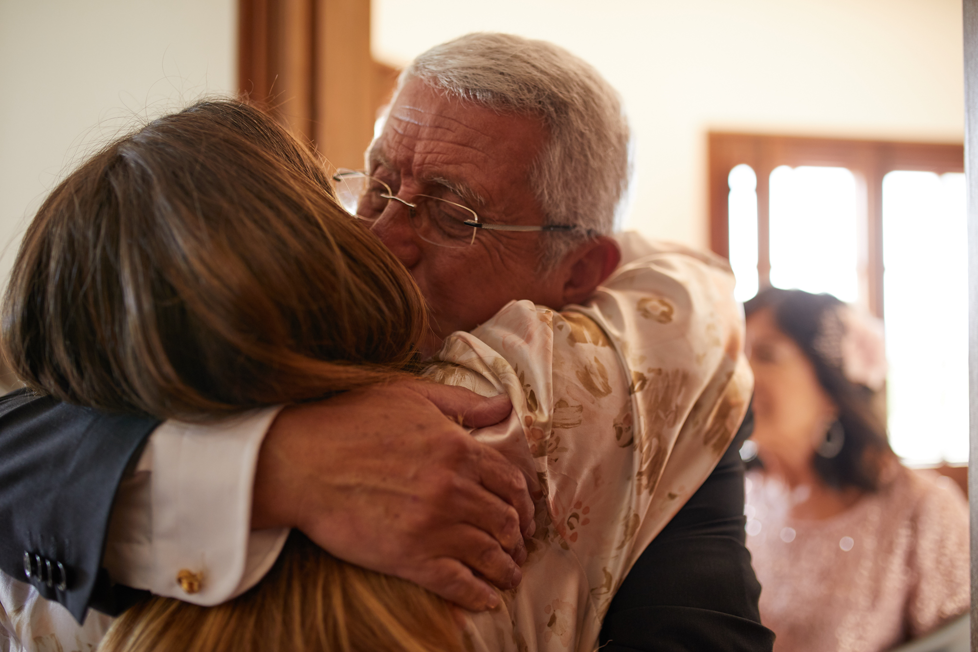 la novia abrazando a su padre