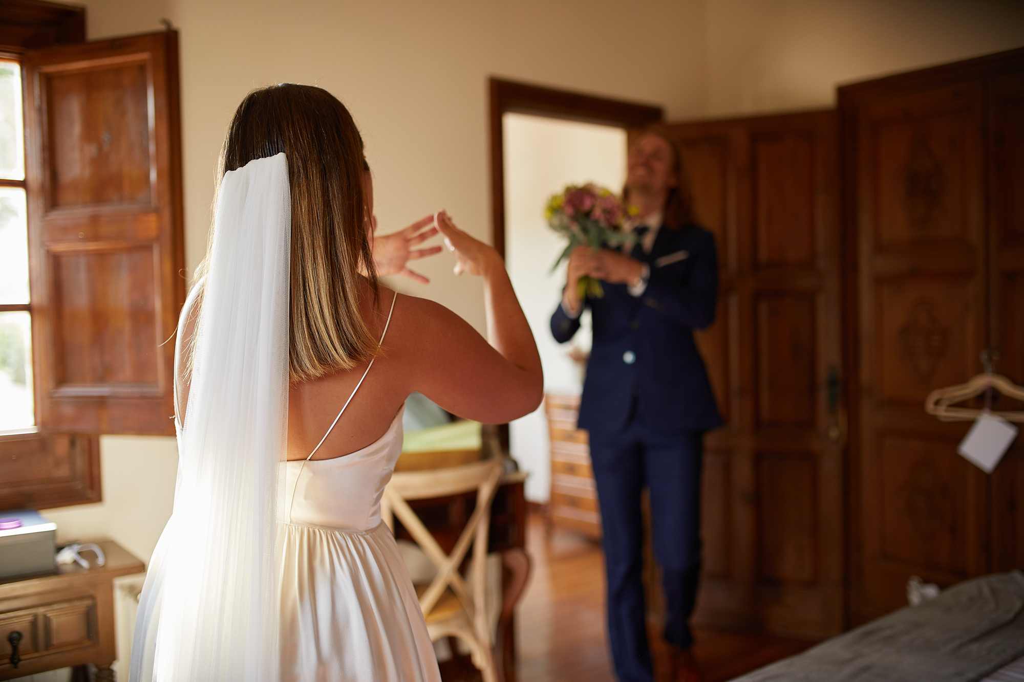 hermano de la novia con ramos de flores