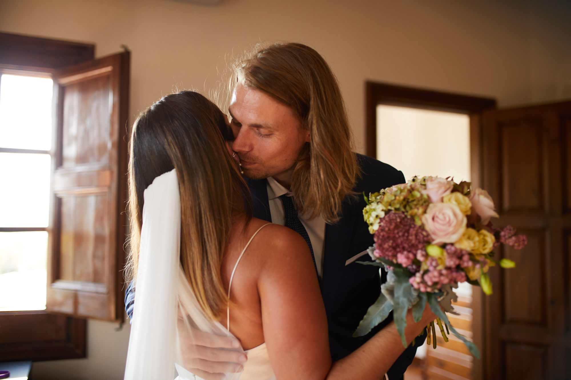 hermano de la novia entrega el ramo de bodas