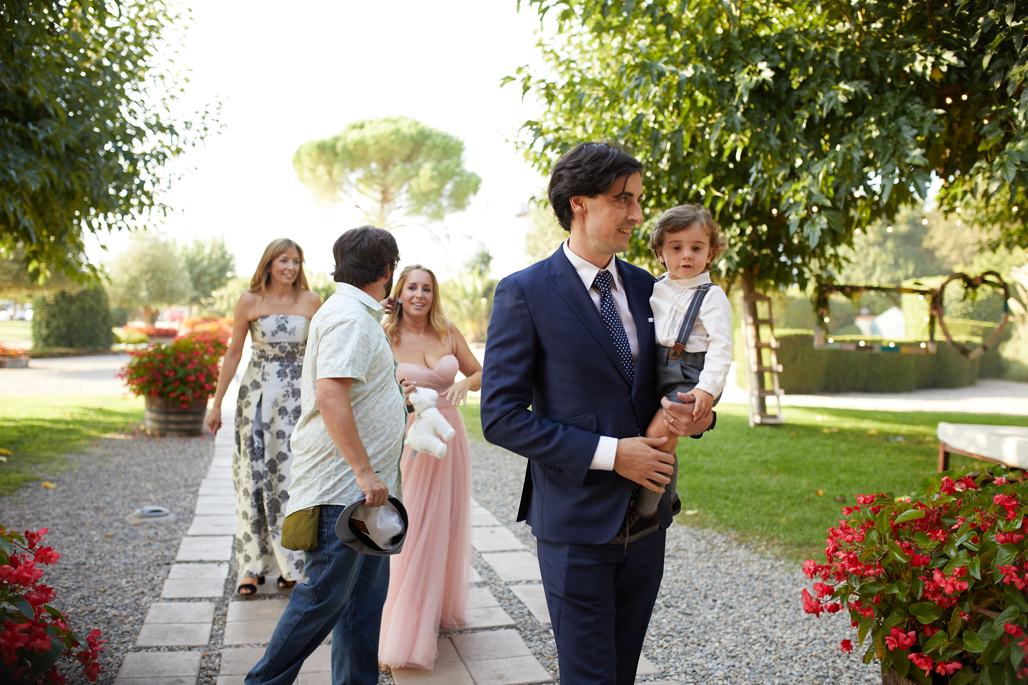 llegada de invitado a la ceremonia