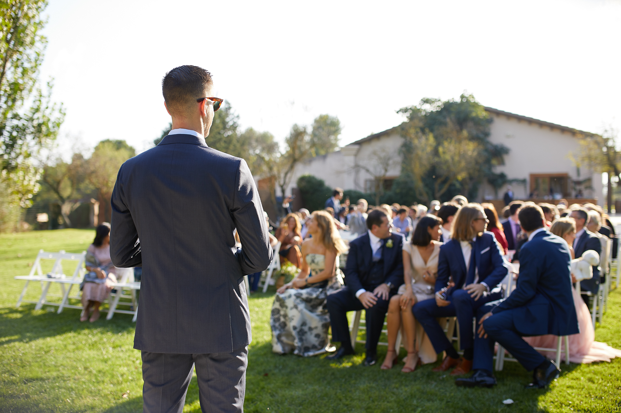 el novio esperando en el altar